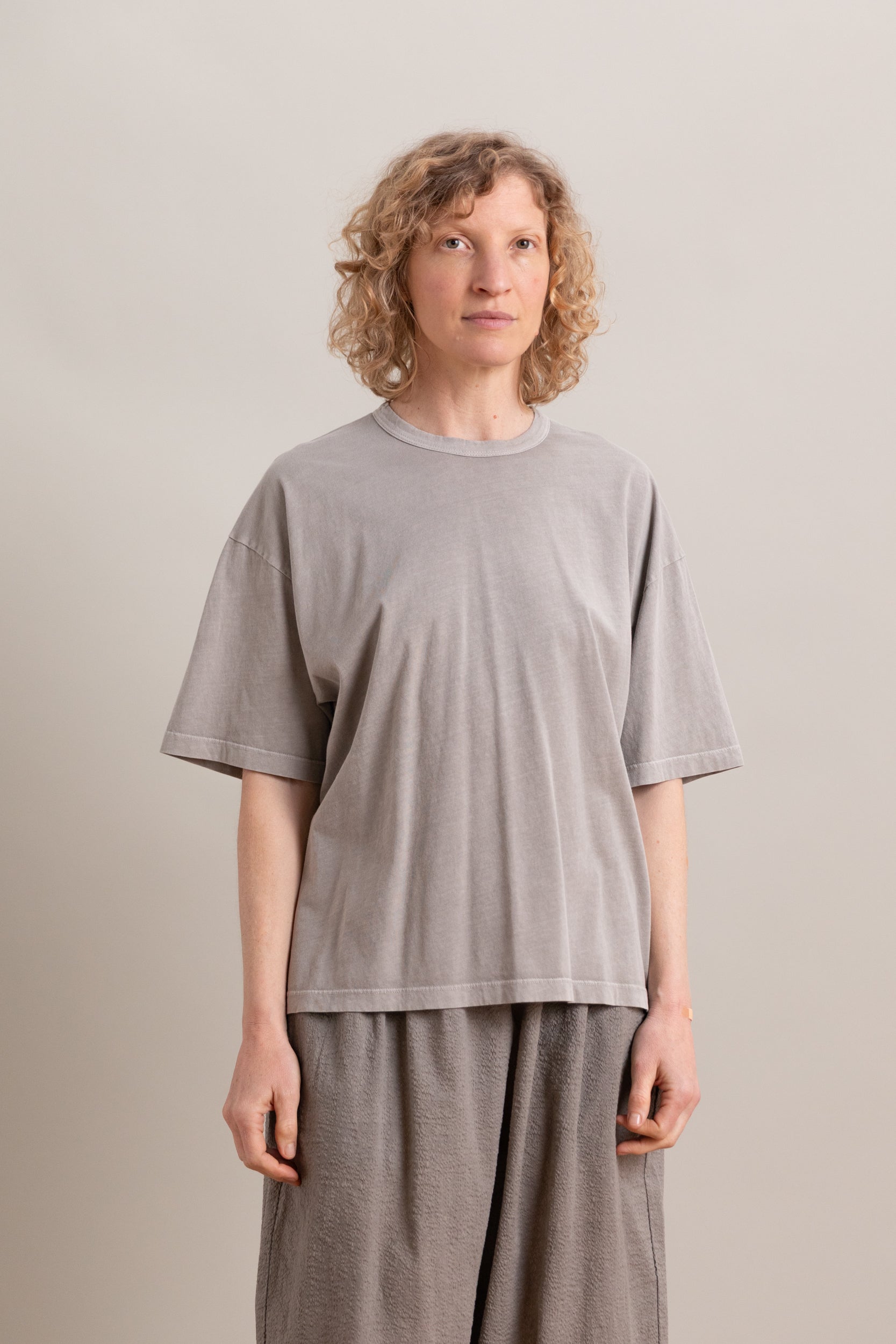 WIDE SHORT SLEEVE TEE IN GREY