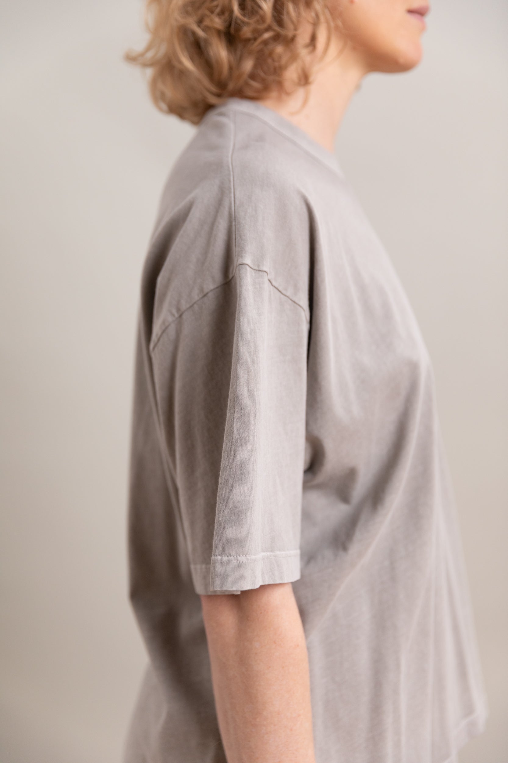 WIDE SHORT SLEEVE TEE IN GREY