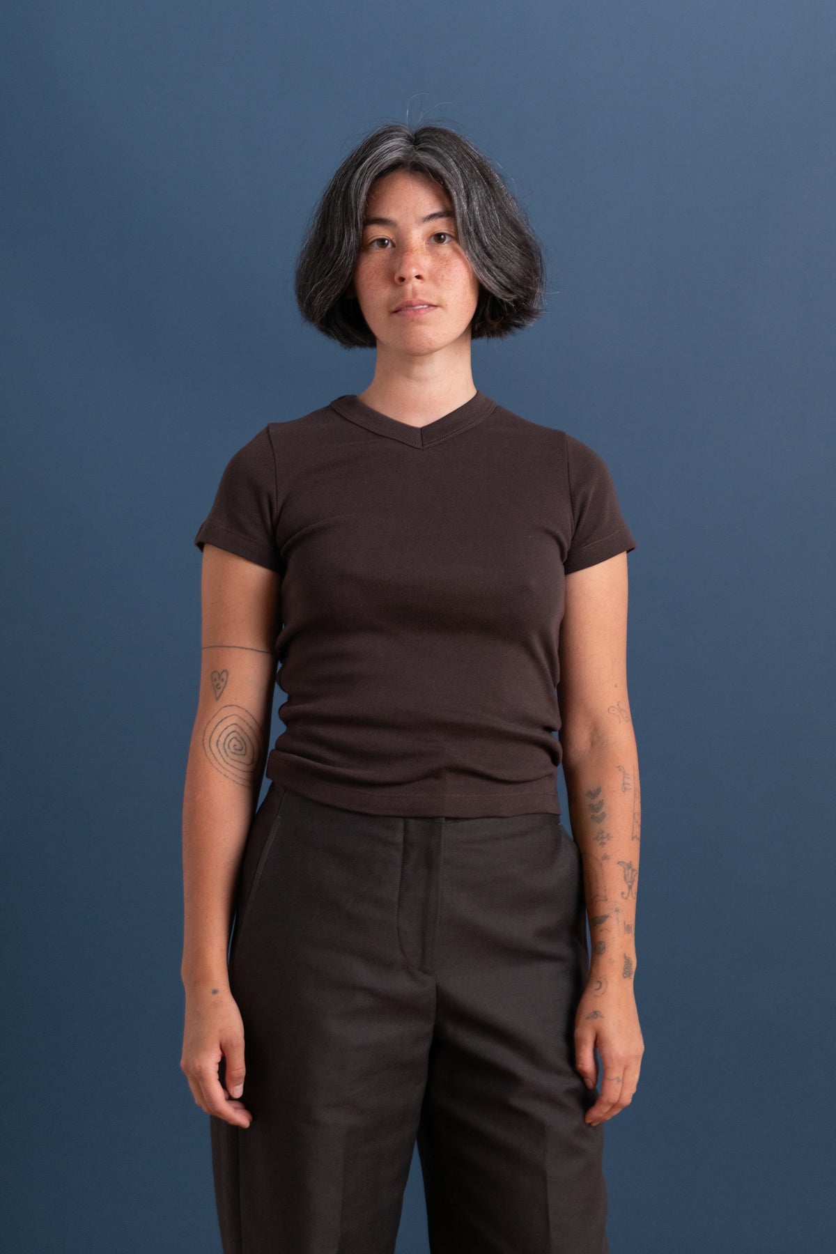 COSMOS MINI V-NECK T-SHIRT IN LOAM FINE RIB JERSEY