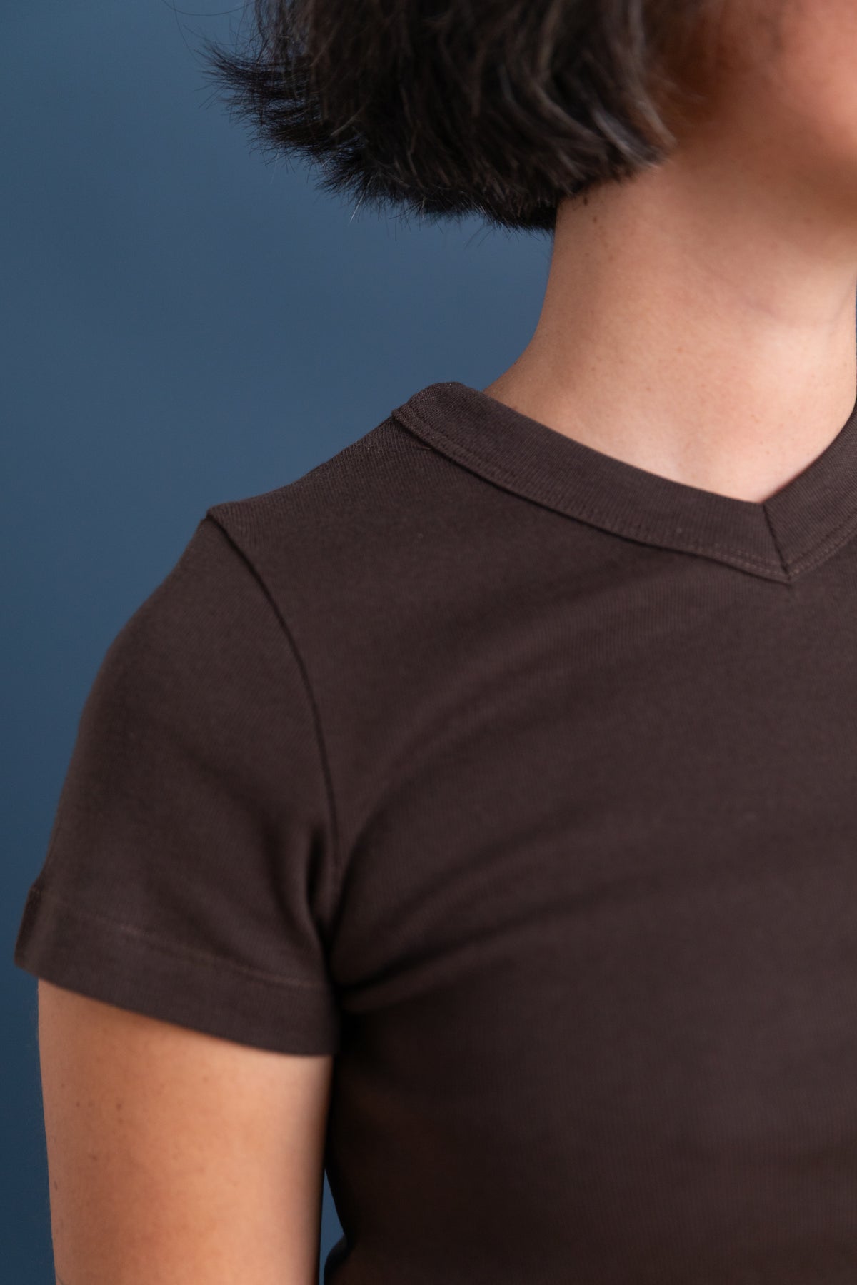 COSMOS MINI V-NECK T-SHIRT IN LOAM FINE RIB JERSEY