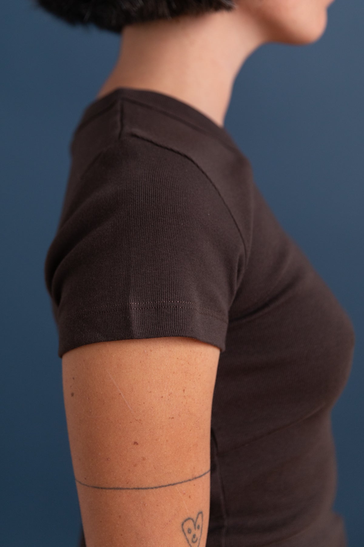 COSMOS MINI V-NECK T-SHIRT IN LOAM FINE RIB JERSEY