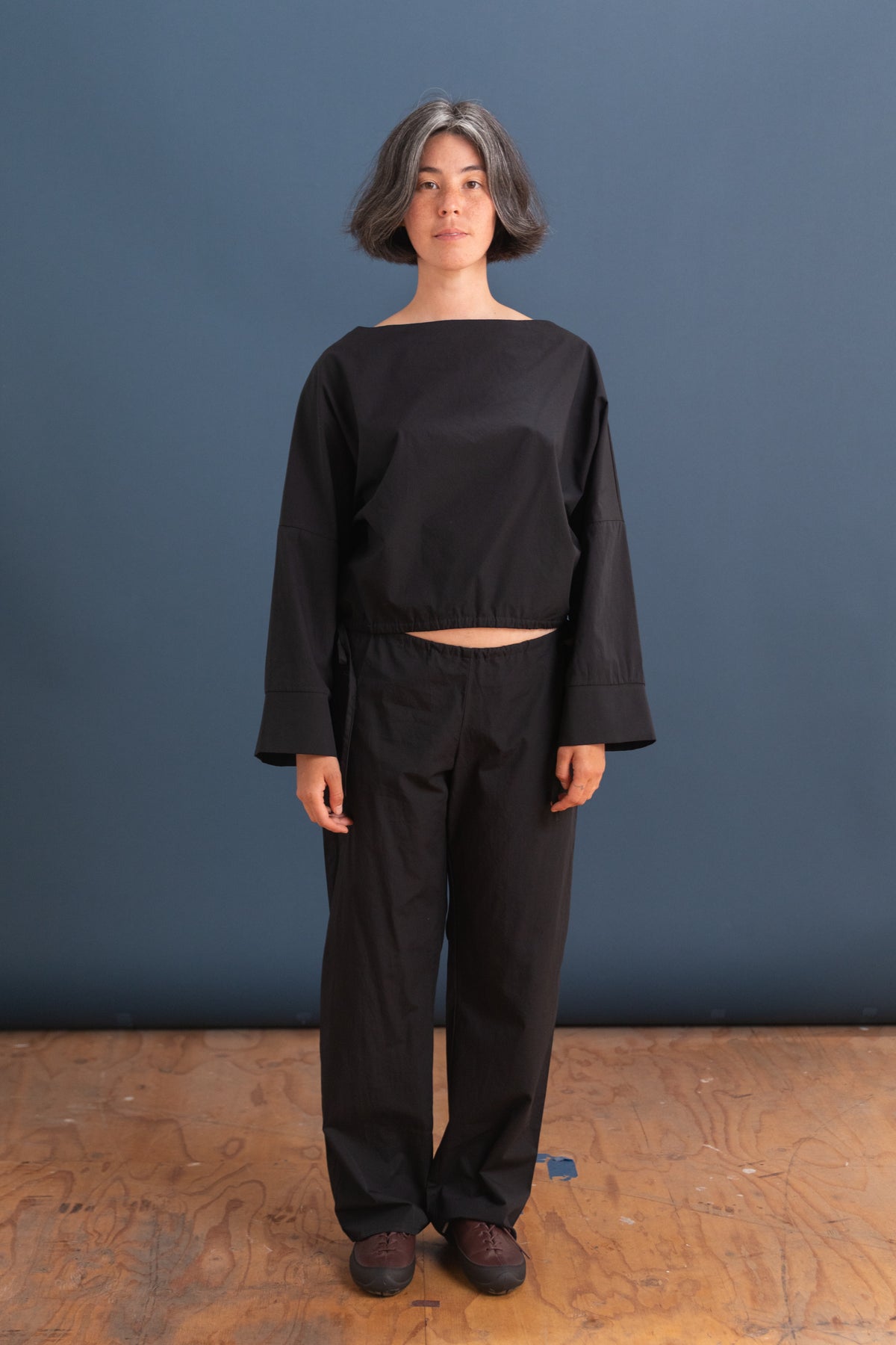CUFF TOP IN BLACK COTTON POPLIN