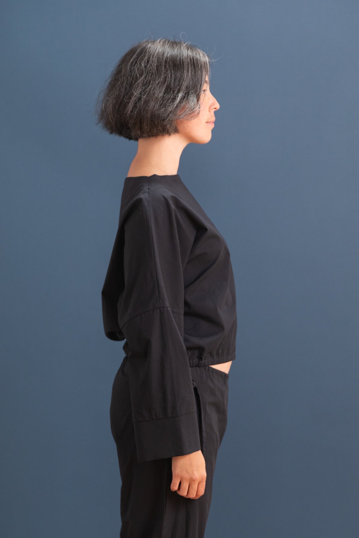 CUFF TOP IN BLACK COTTON POPLIN