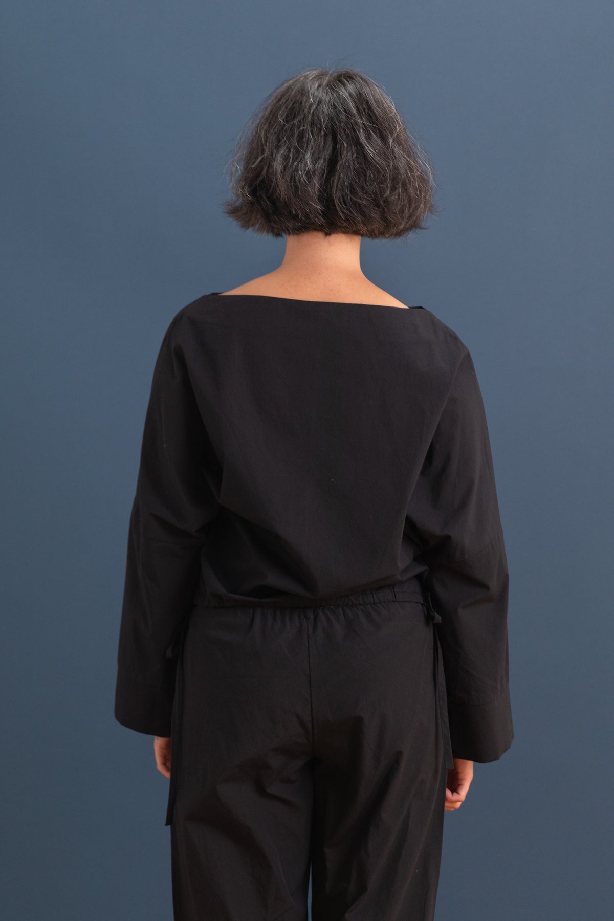 CUFF TOP IN BLACK COTTON POPLIN