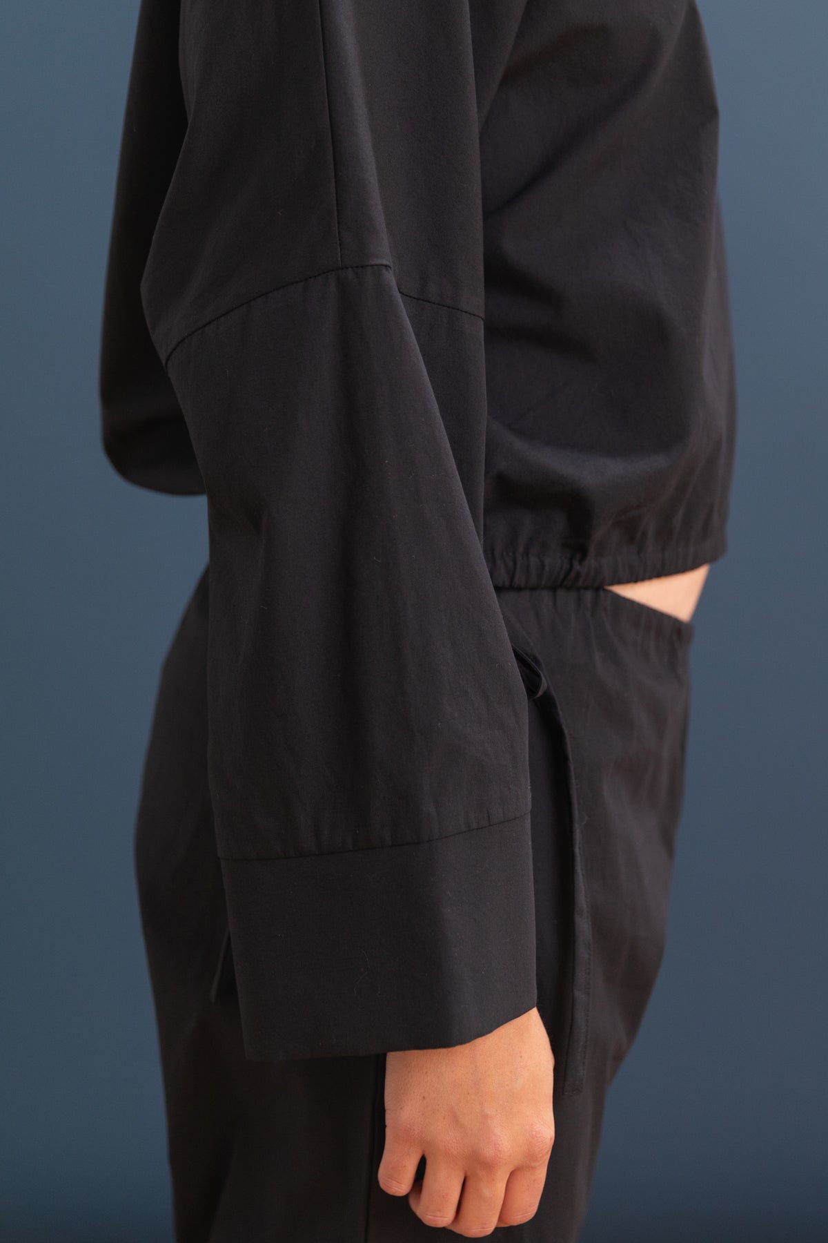 CUFF TOP IN BLACK COTTON POPLIN