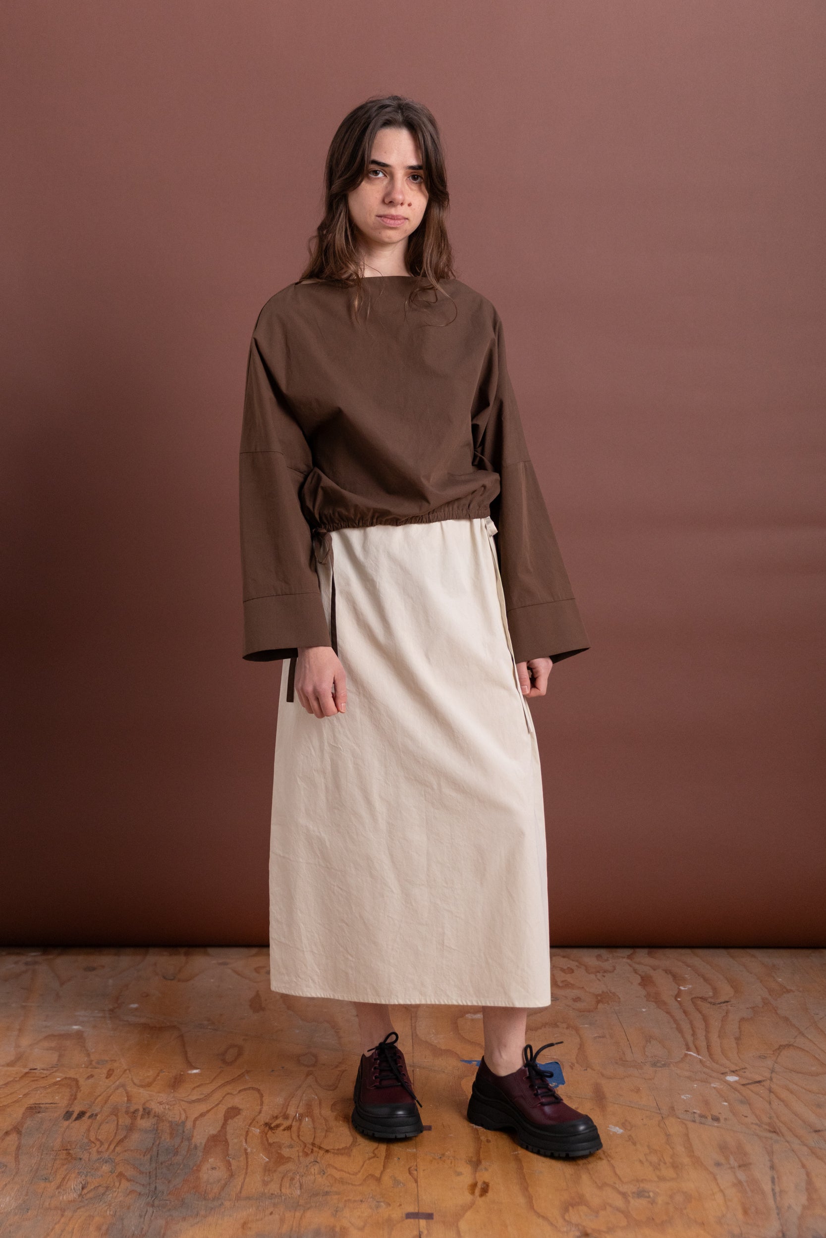 CUFF TOP IN CHOCOLATE COTTON POPLIN