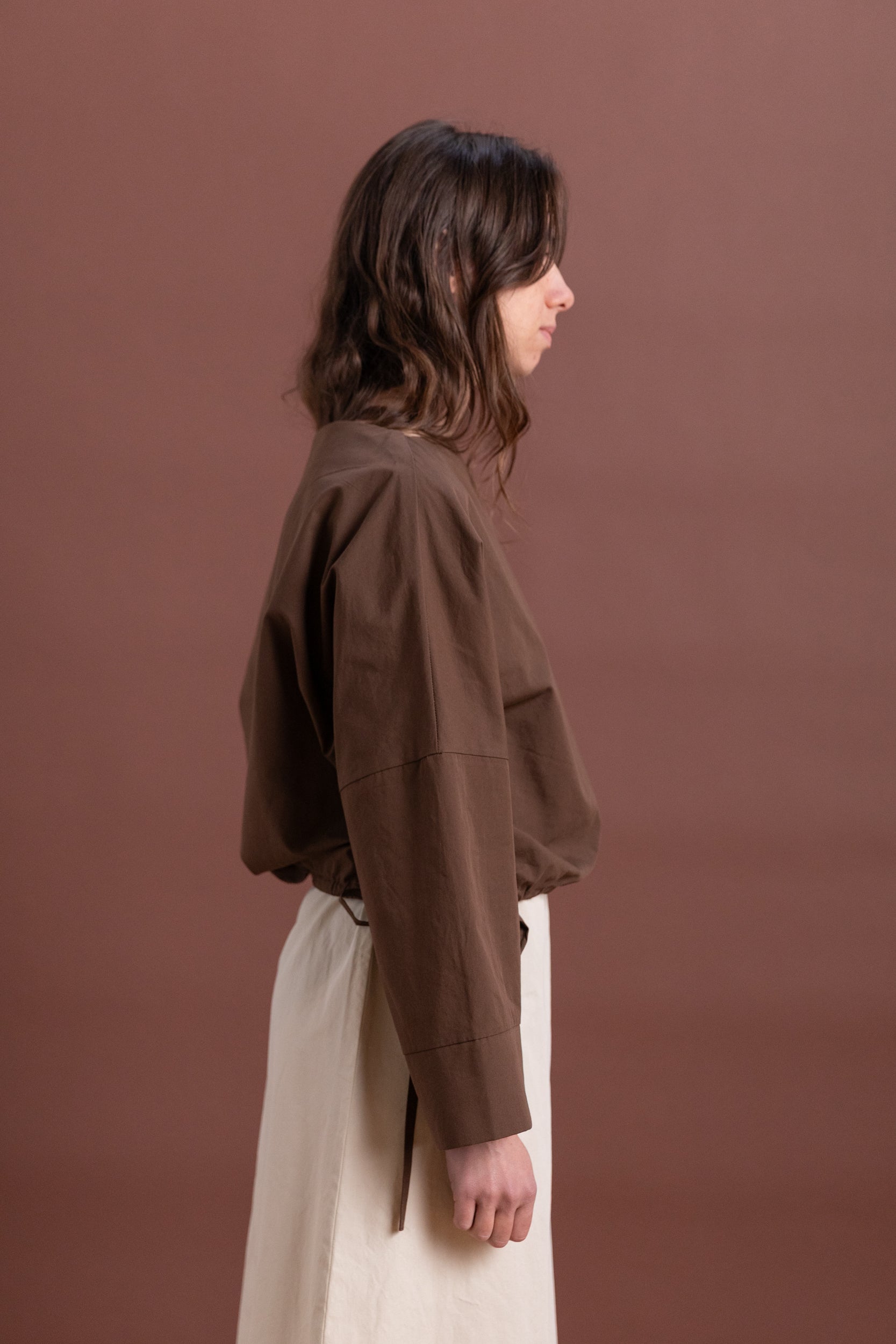 CUFF TOP IN CHOCOLATE COTTON POPLIN