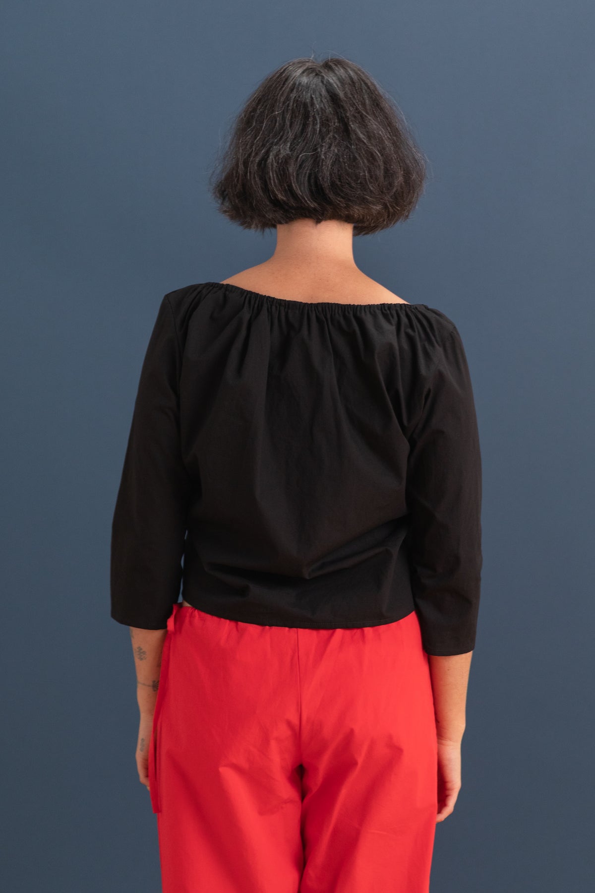 SCOOP TOP IN BLACK COTTON POPLIN