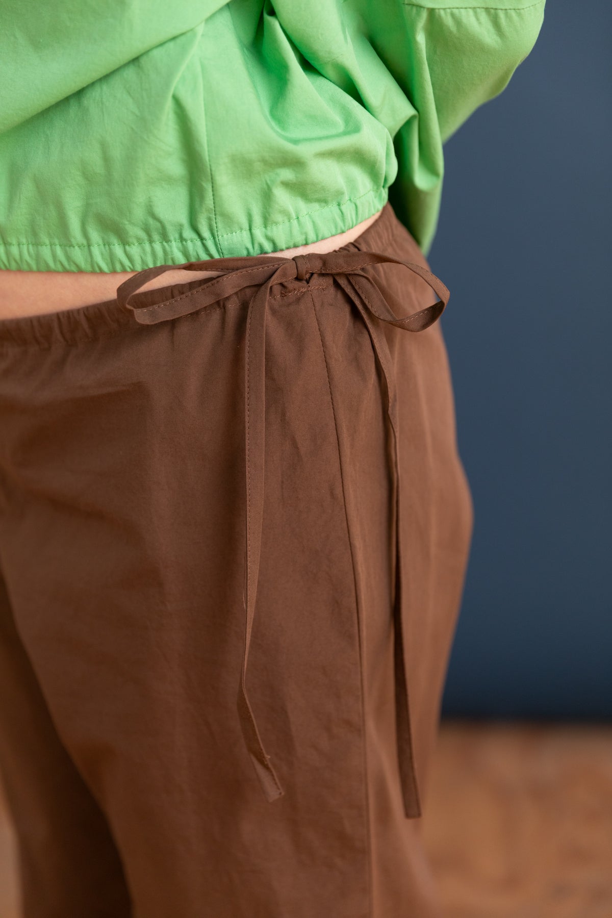 TIE PANTS IN CHOCOLATE COTTON POPLIN