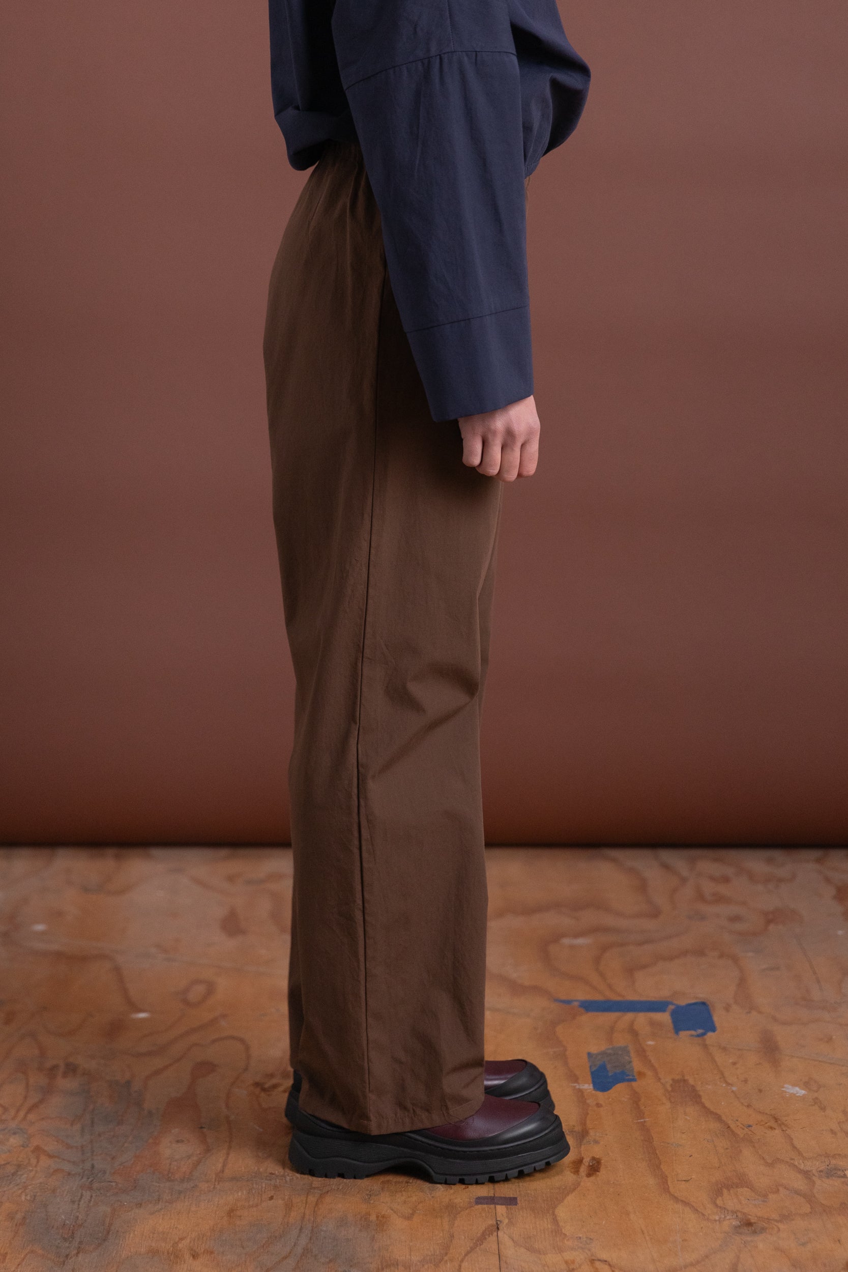 TIE PANTS IN CHOCOLATE COTTON POPLIN