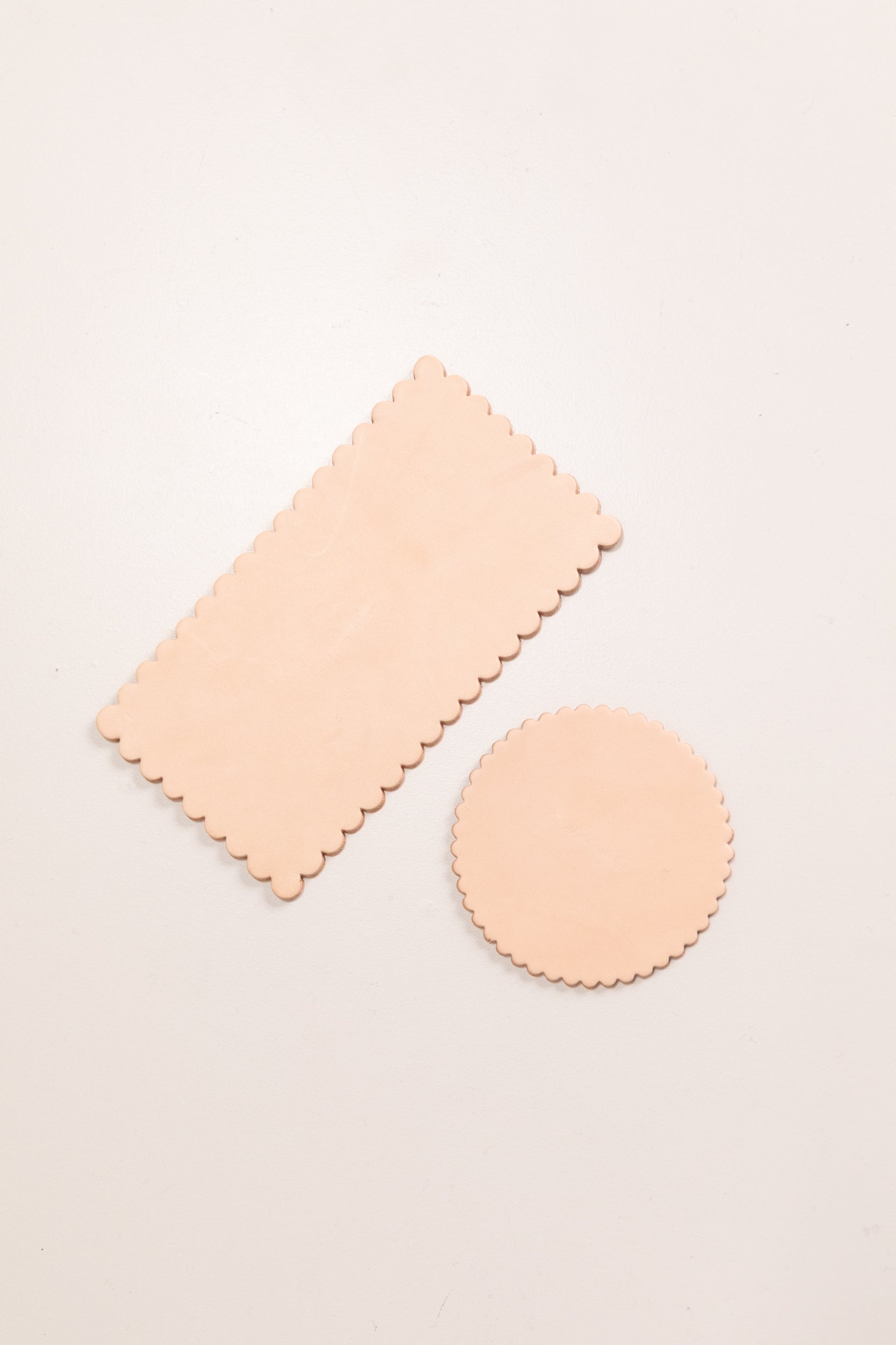 BIG BISCUIT COASTER IN VEG TAN LEATHER