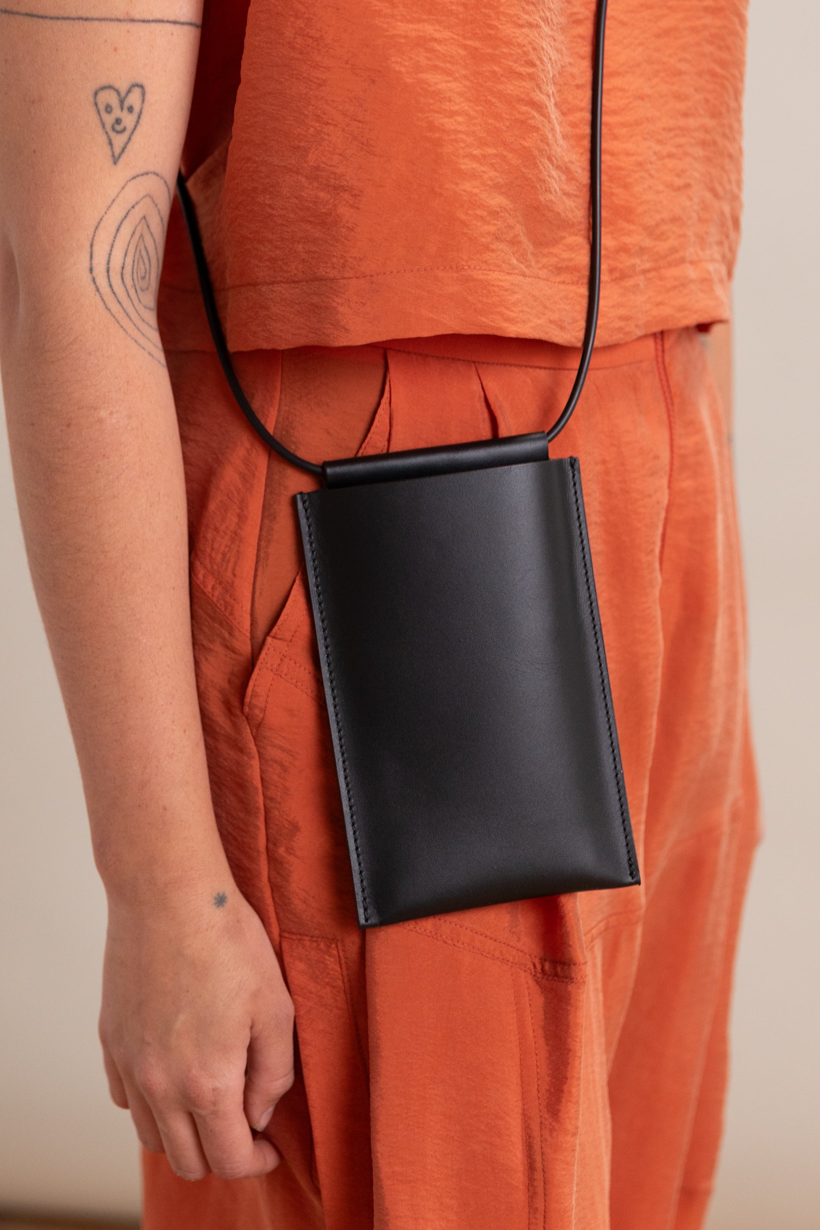 IPHONE SLING IN BLACK LEATHER