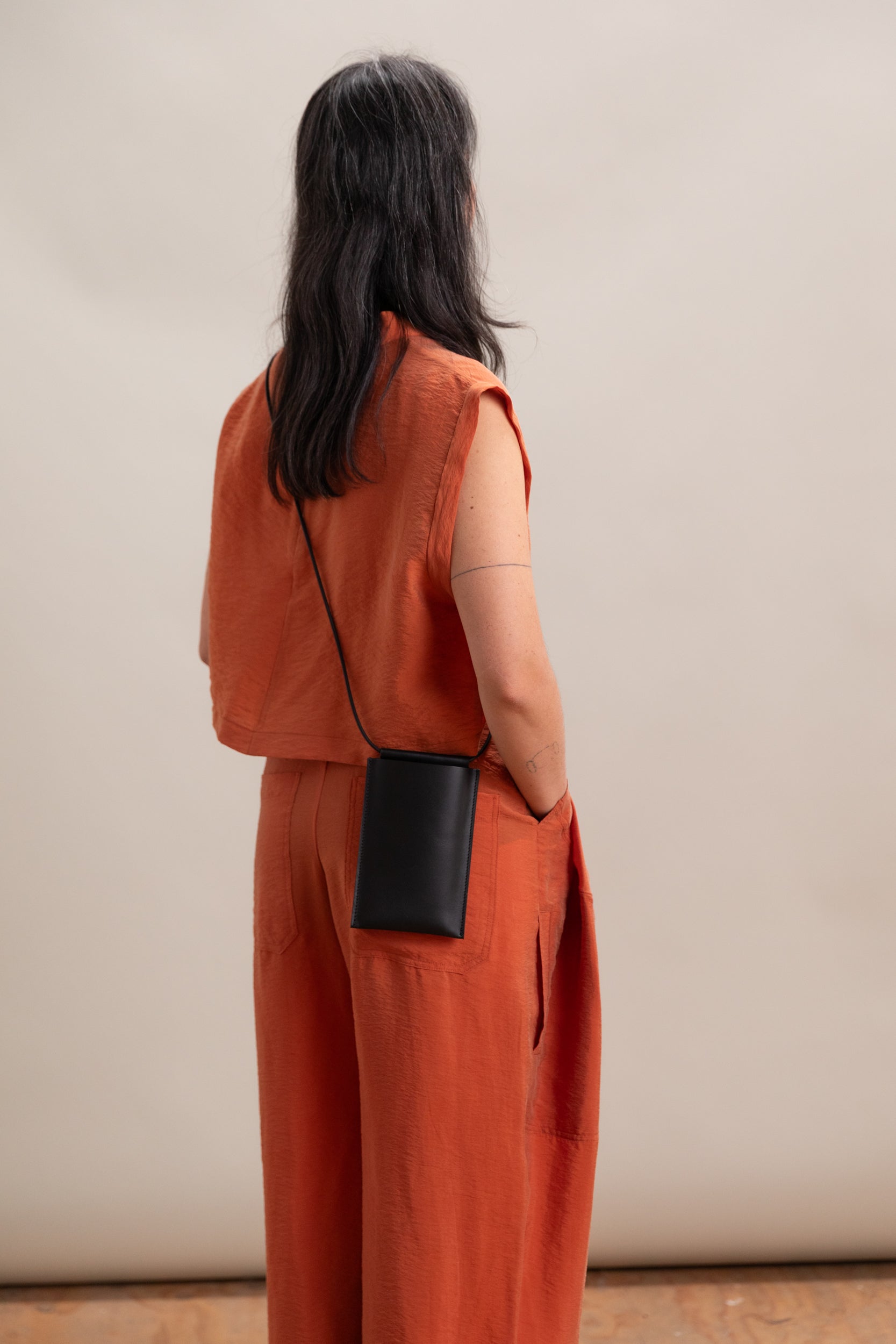 IPHONE SLING IN BLACK LEATHER
