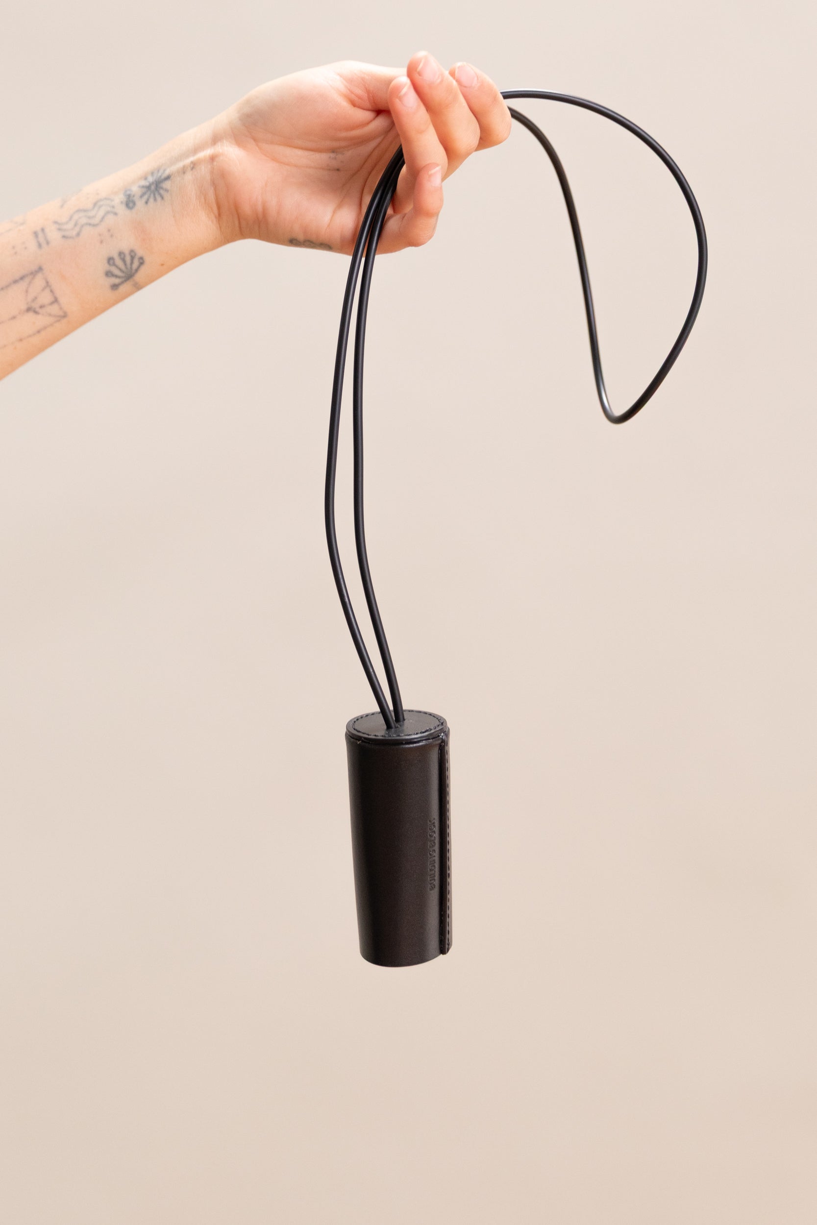 CYLINDER KEY LANYARD IN BLACK LEATHER