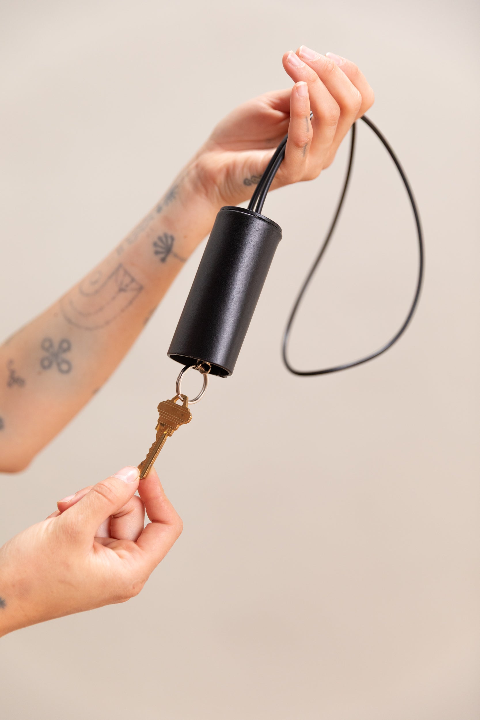 CYLINDER KEY LANYARD IN BLACK LEATHER