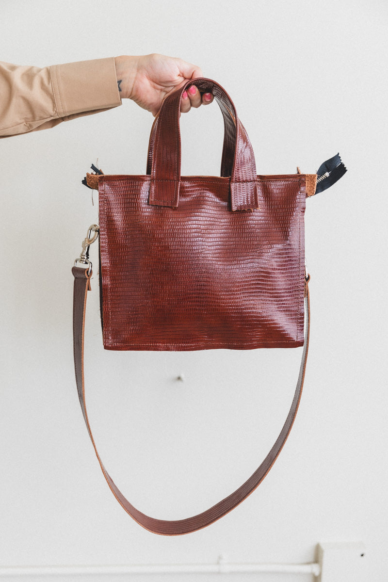 SMALL ZIP SHOPPER BAG IN BROWN CROC PRINT LEATHER