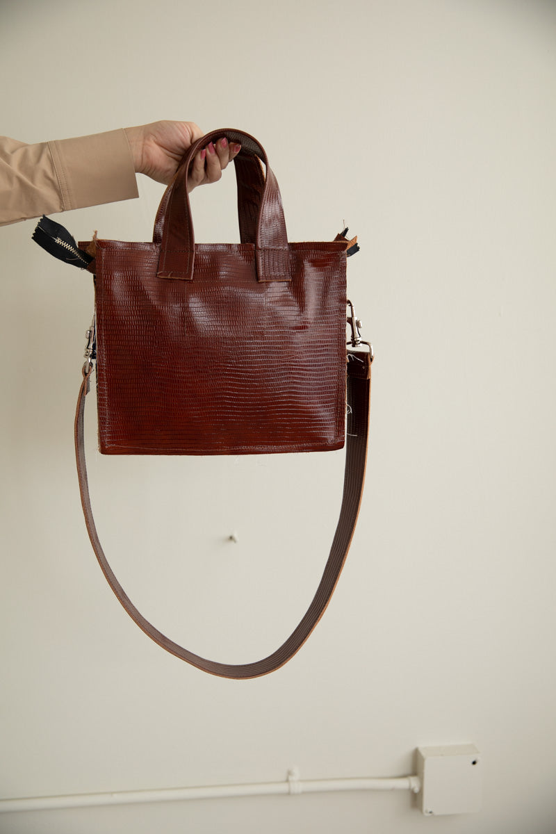 SMALL ZIP SHOPPER BAG IN BROWN CROC PRINT LEATHER