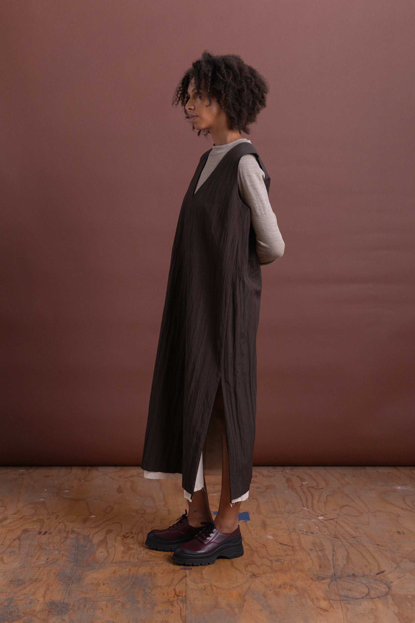 V-NECK DRESS IN BROWN