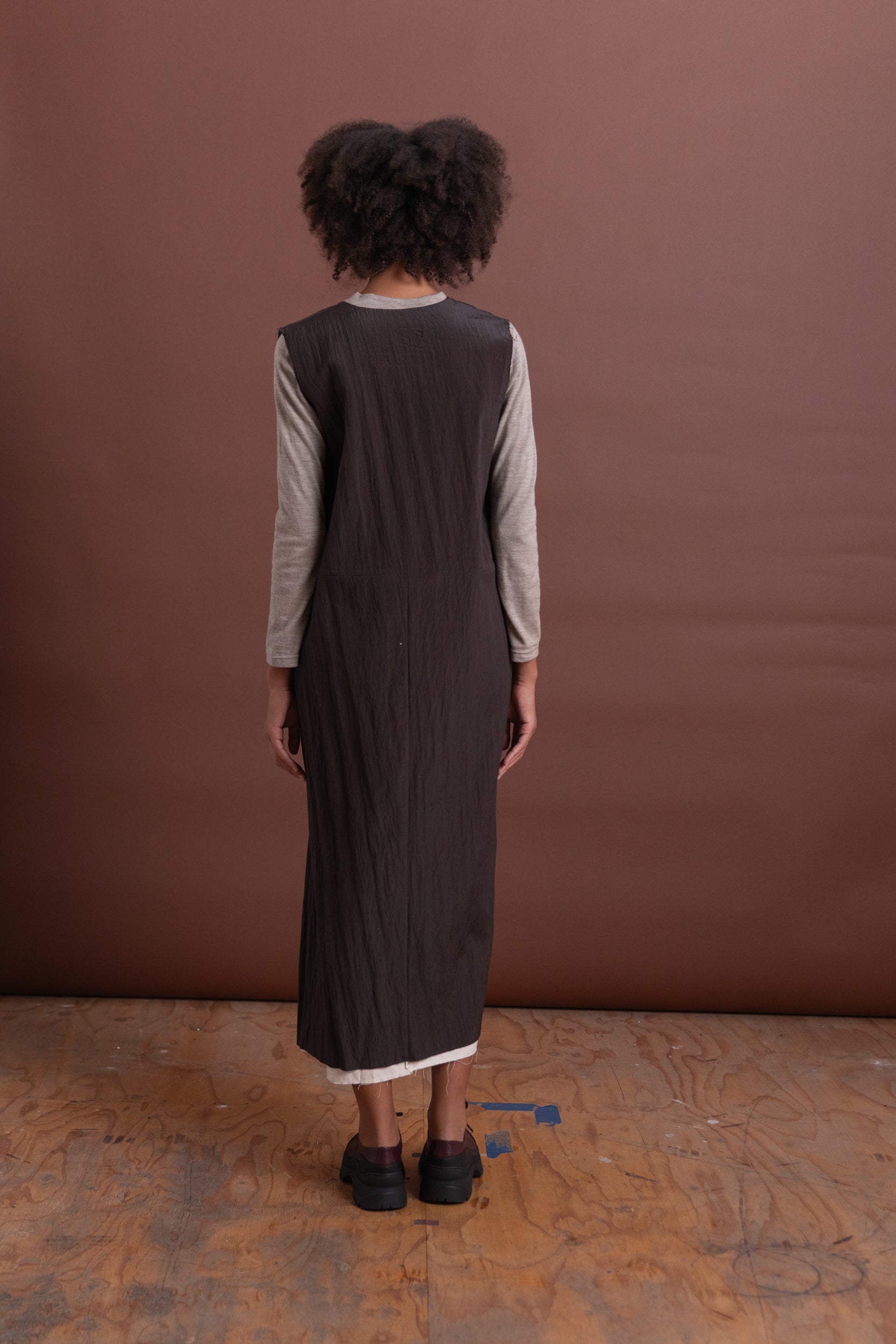 V-NECK DRESS IN BROWN