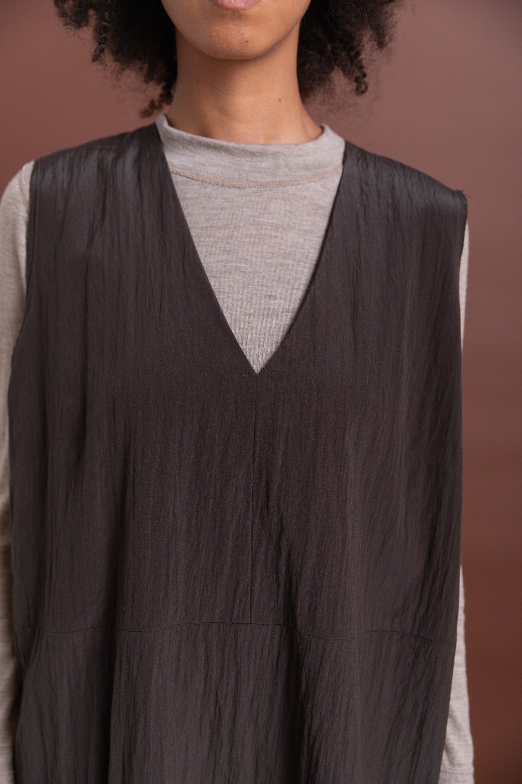 V-NECK DRESS IN BROWN