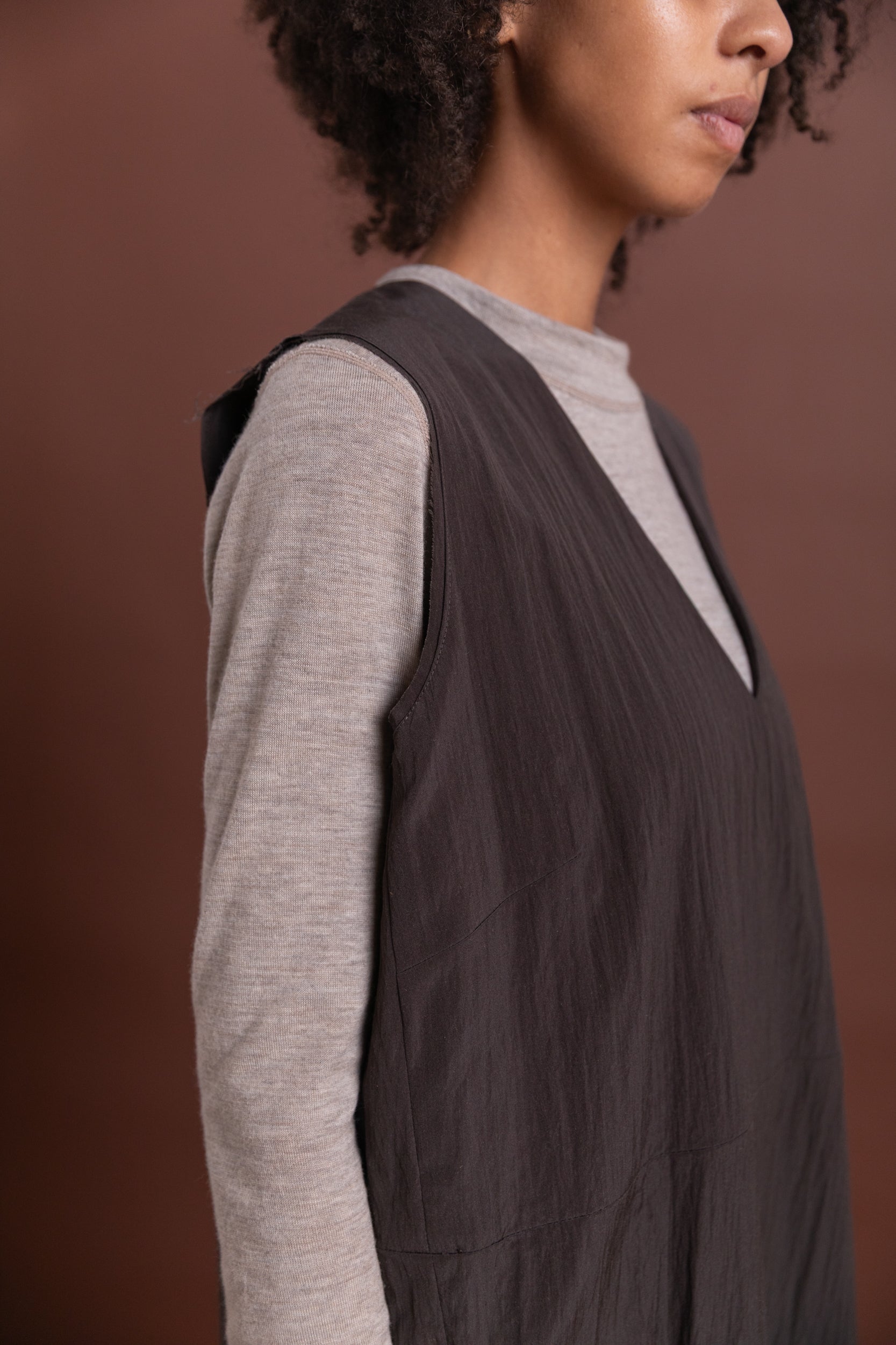 V-NECK DRESS IN BROWN