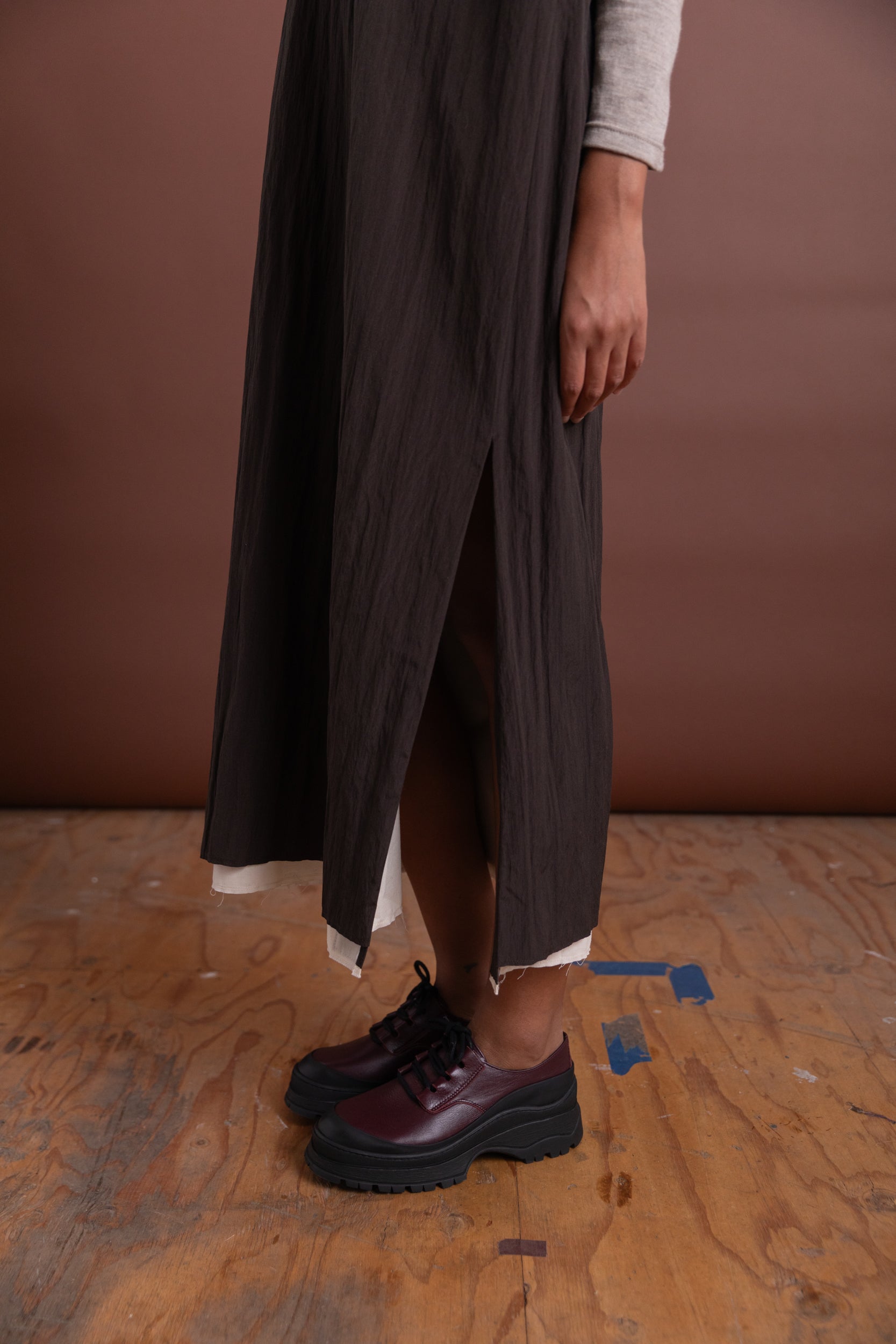 V-NECK DRESS IN BROWN