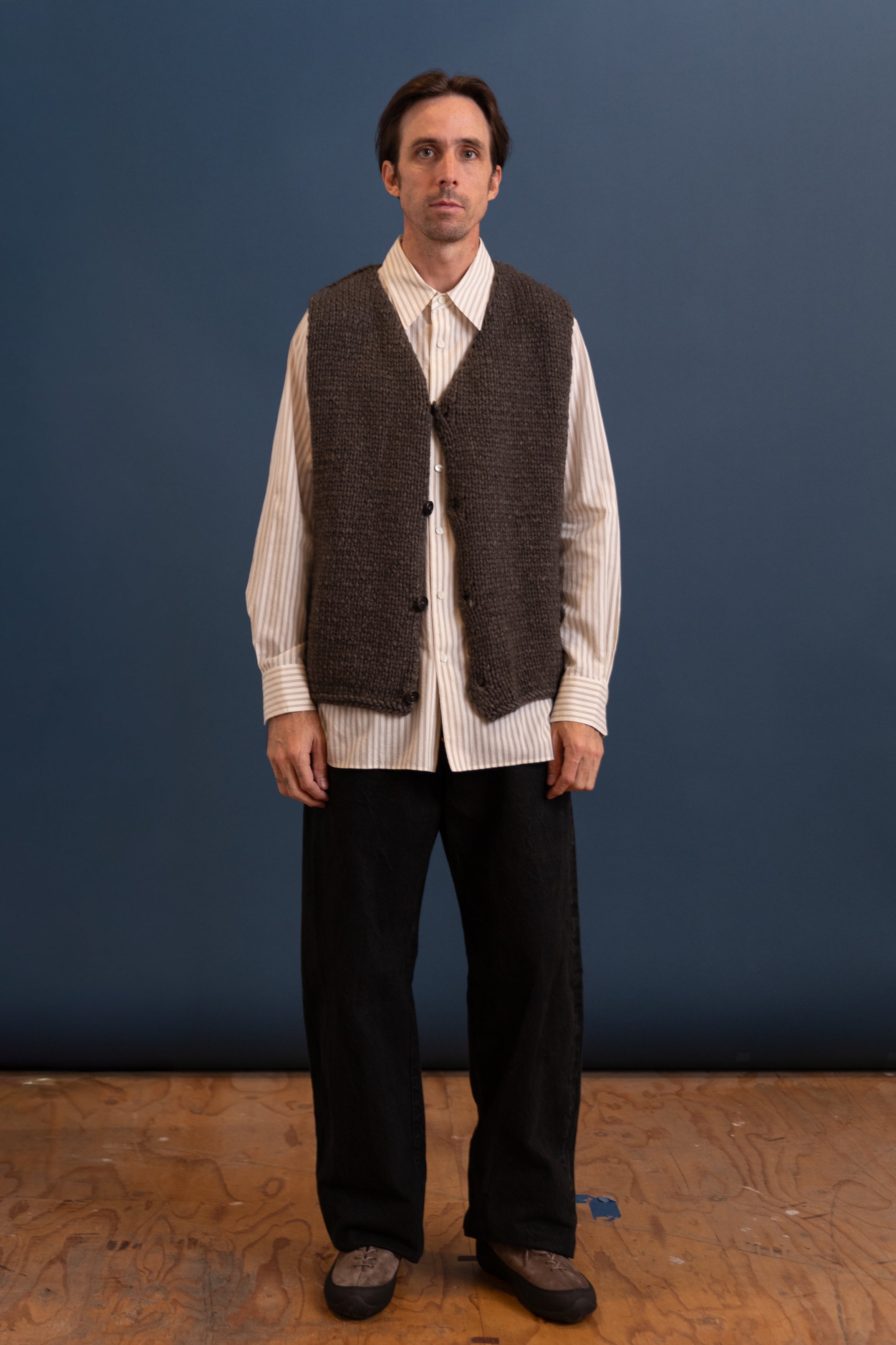 V-NECK BUTTON SPENCER IN NATURAL BROWN MELANGE