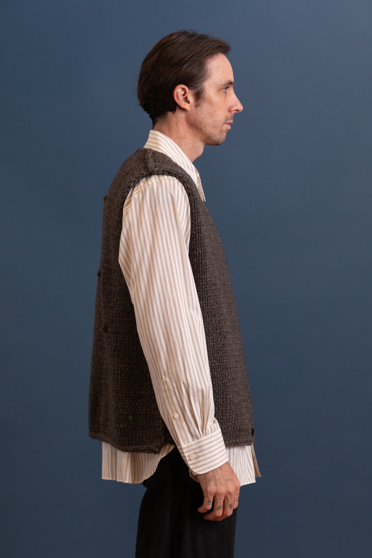 V-NECK BUTTON SPENCER IN NATURAL BROWN MELANGE