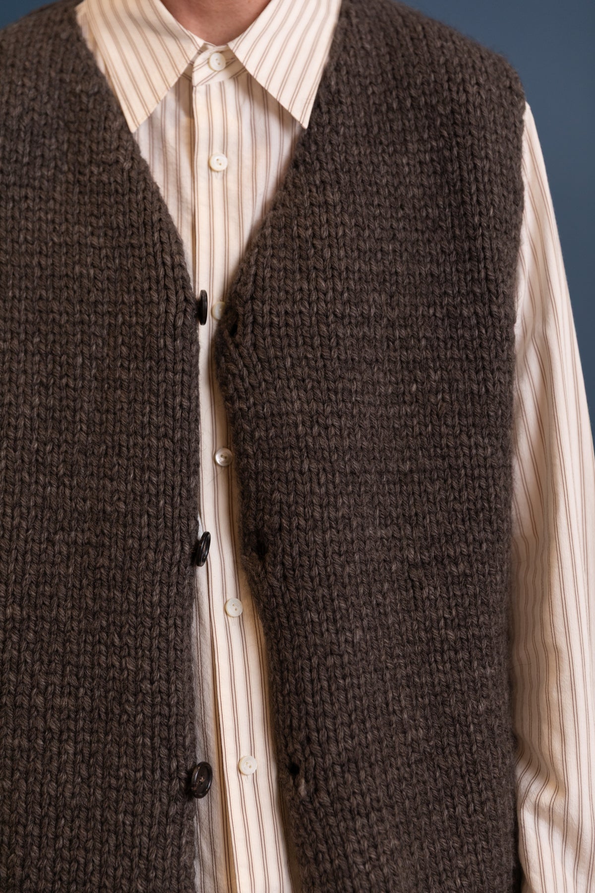 V-NECK BUTTON SPENCER IN NATURAL BROWN MELANGE