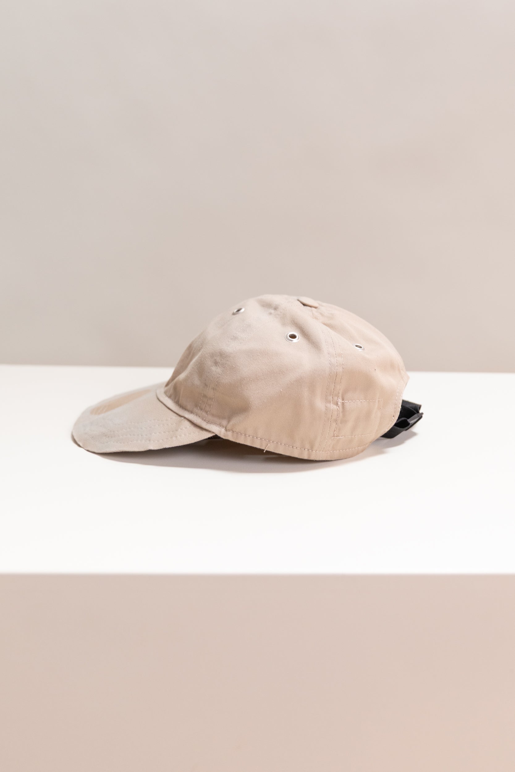 CAP IN SAND COTTON TWILL