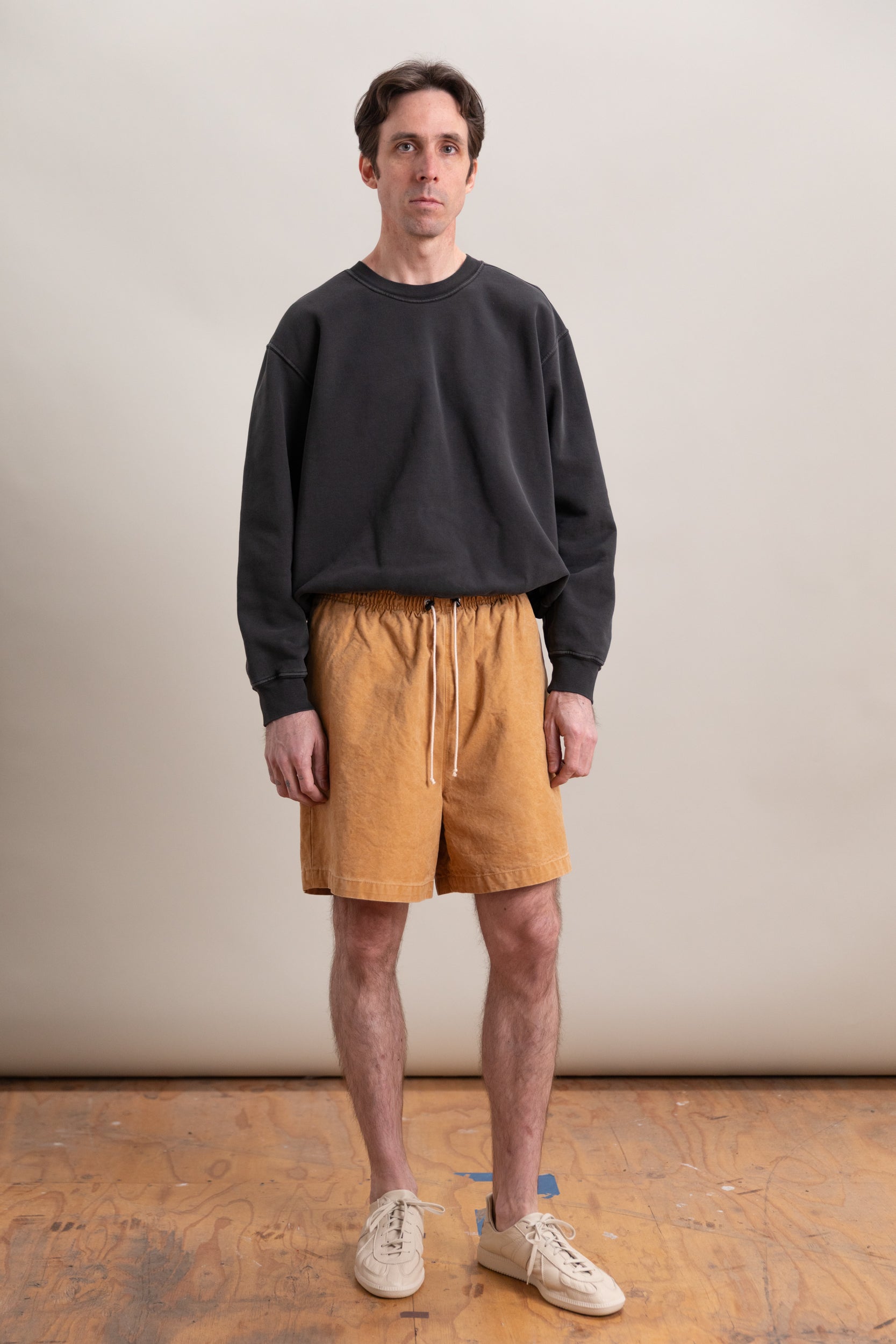 KNEE SHORTS IN SAND VINTAGE WASH