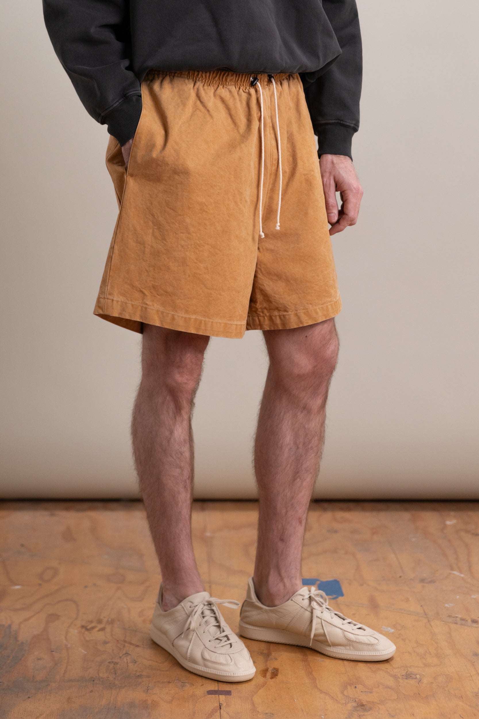 KNEE SHORTS IN SAND VINTAGE WASH