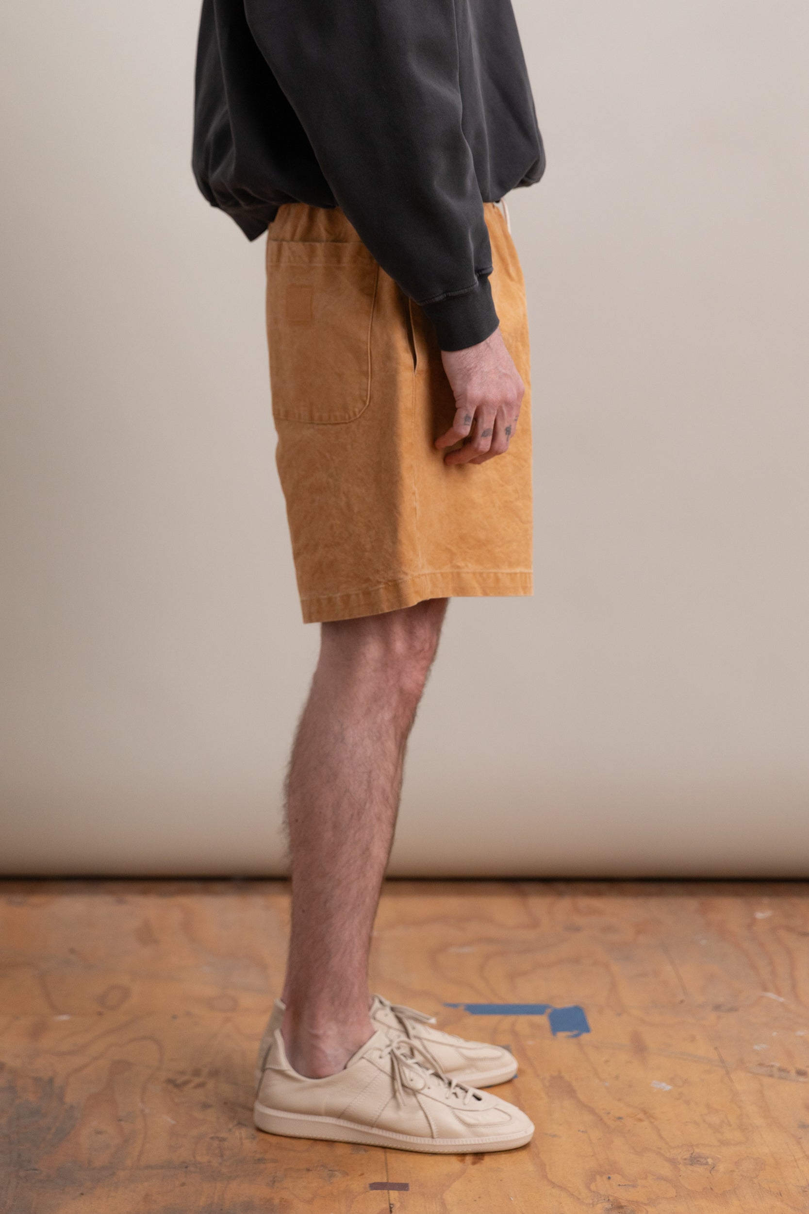 KNEE SHORTS IN SAND VINTAGE WASH
