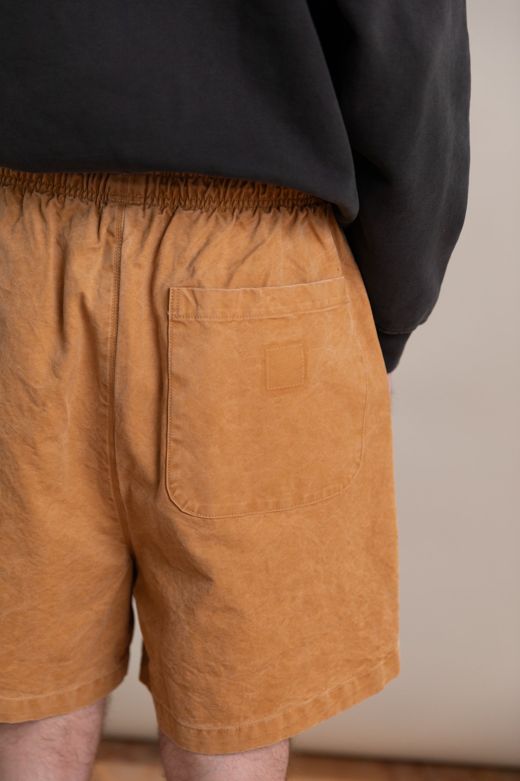 KNEE SHORTS IN SAND VINTAGE WASH