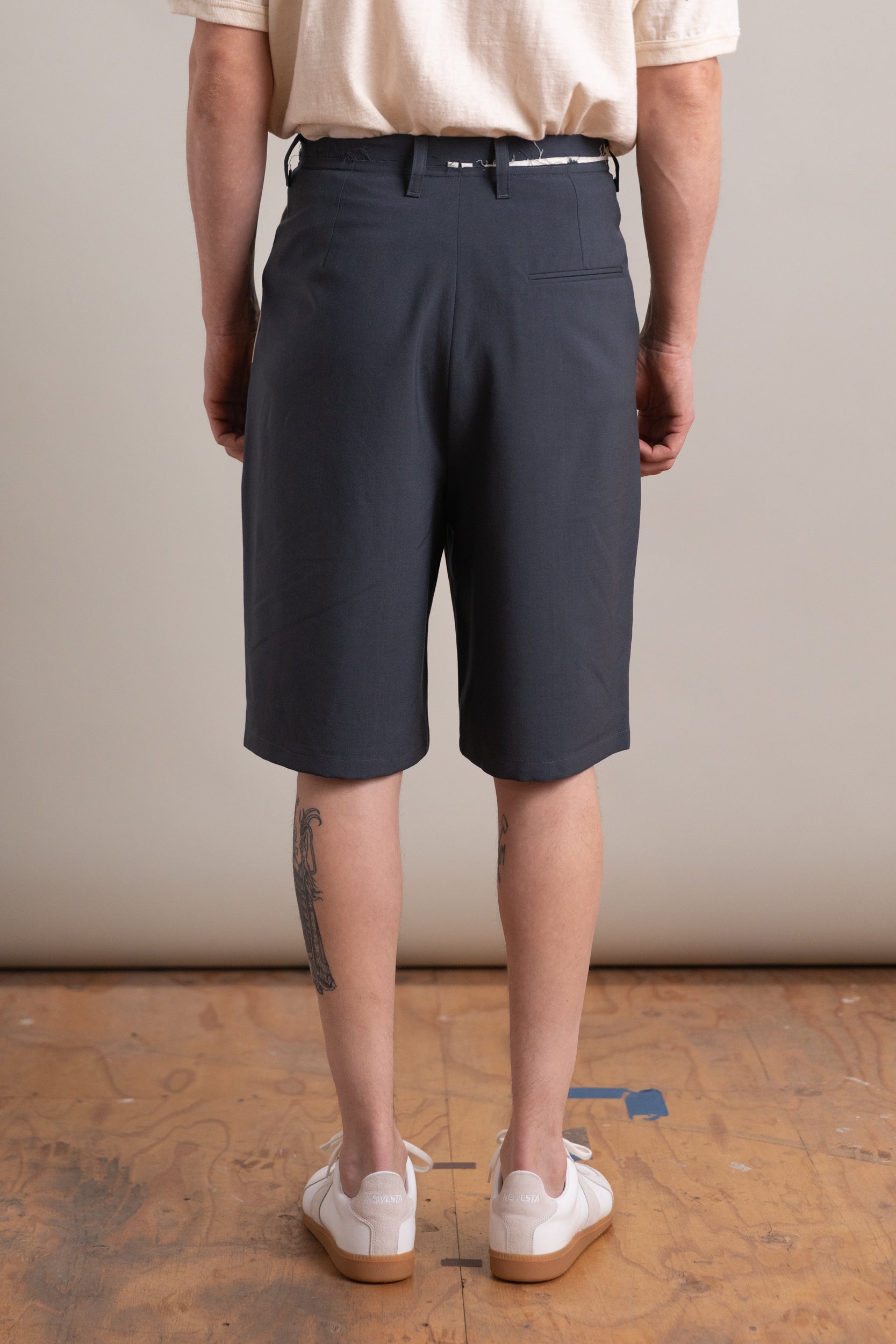 SLIM SUIT SHORTS IN PETROL
