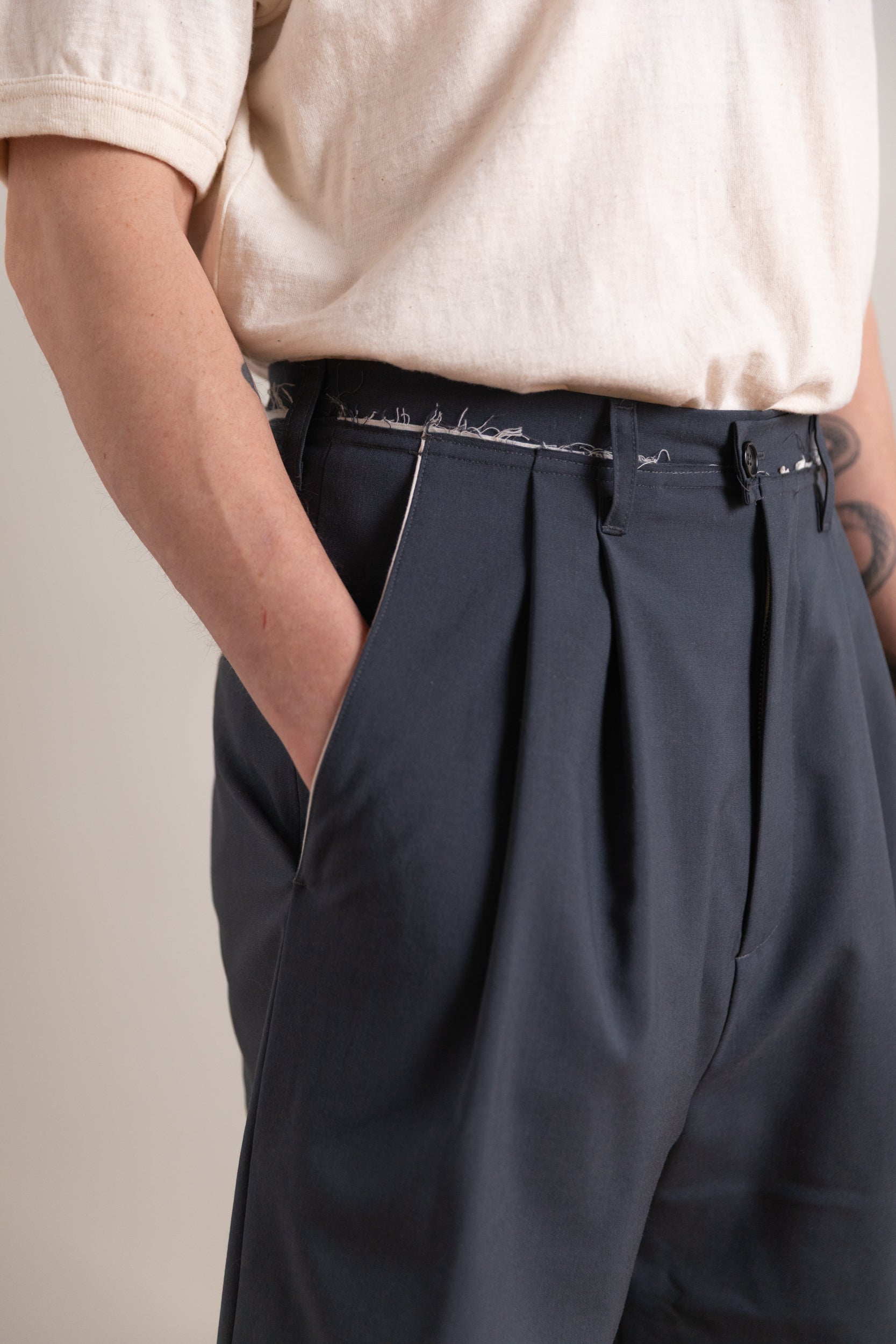 SLIM SUIT SHORTS IN PETROL