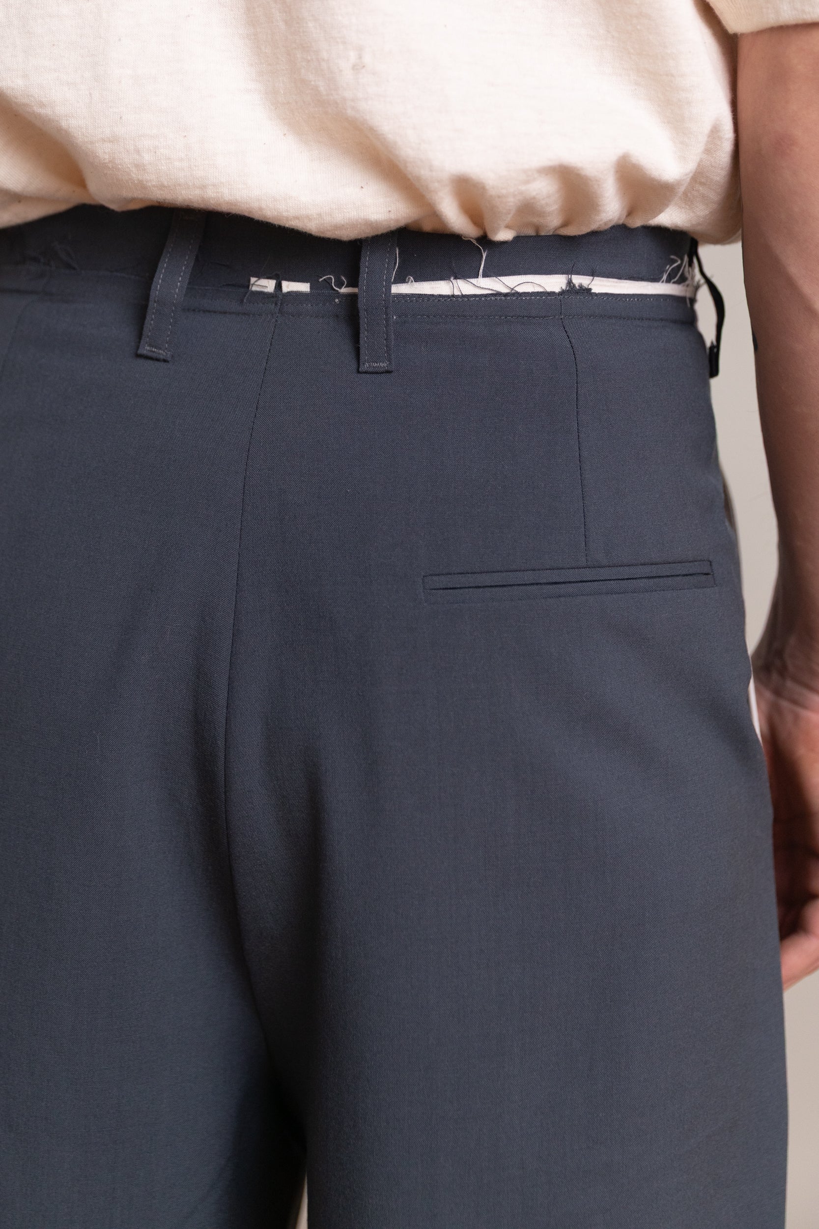 SLIM SUIT SHORTS IN PETROL