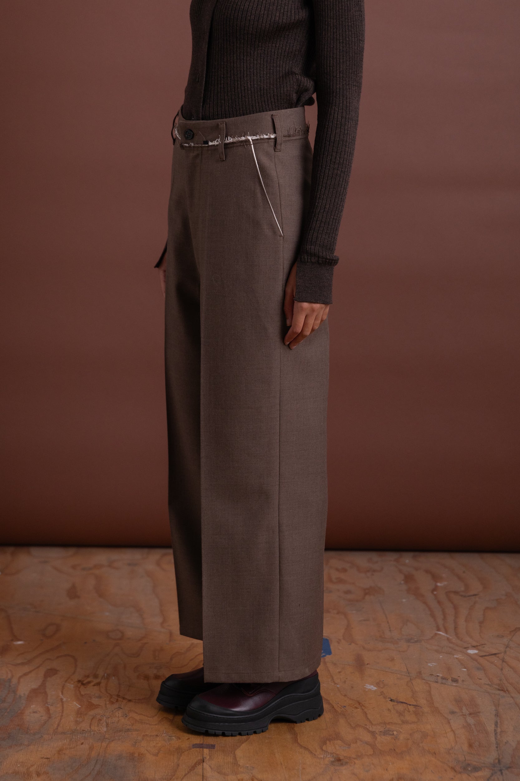 STRAIGHT SLACKS IN BROWN TWILL