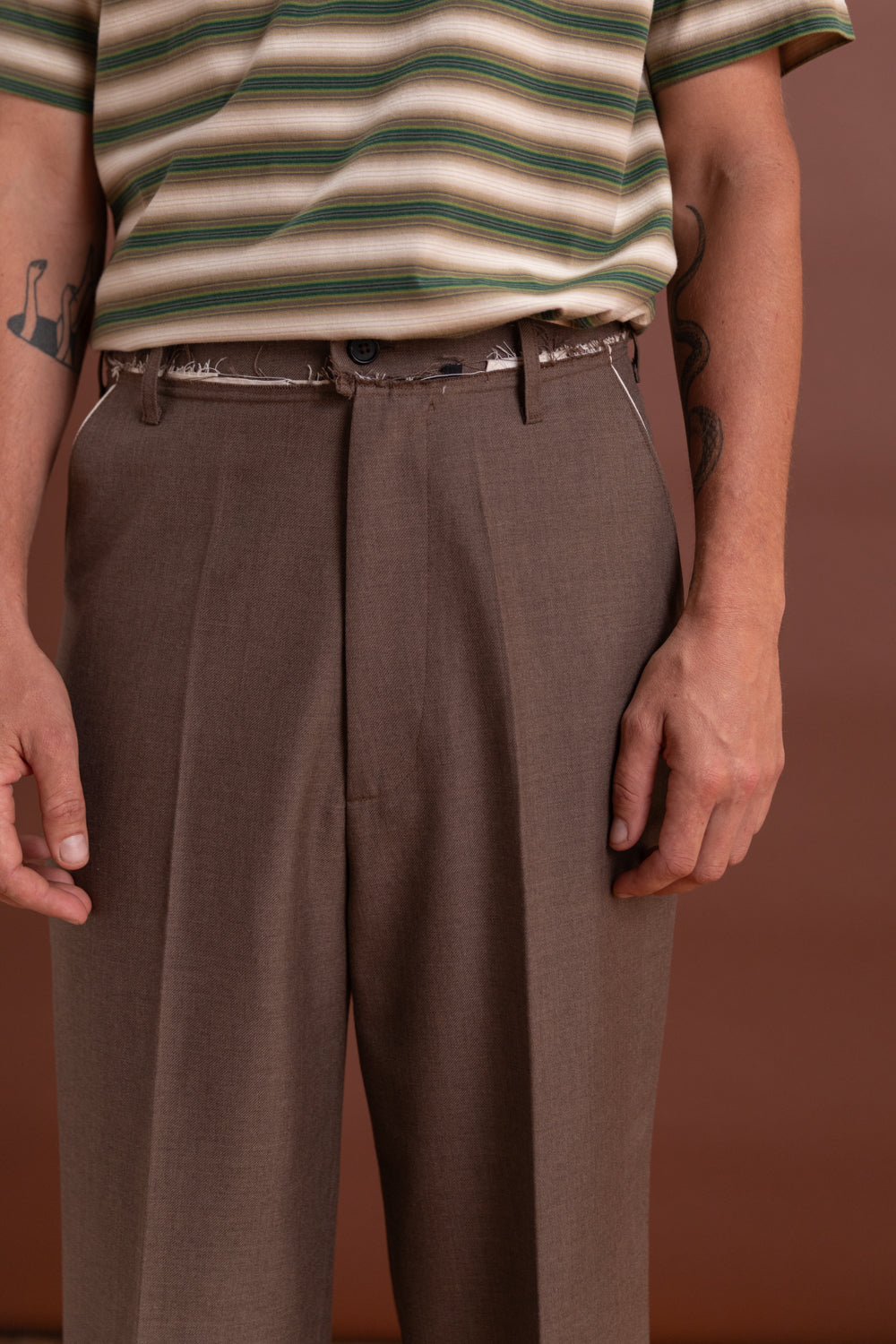 STRAIGHT SLACKS IN BROWN TWILL