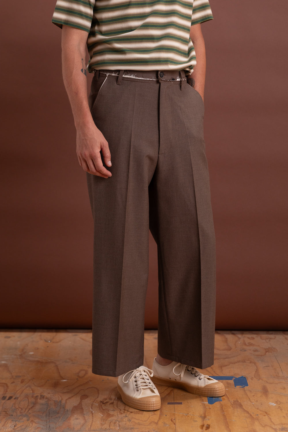 STRAIGHT SLACKS IN BROWN TWILL