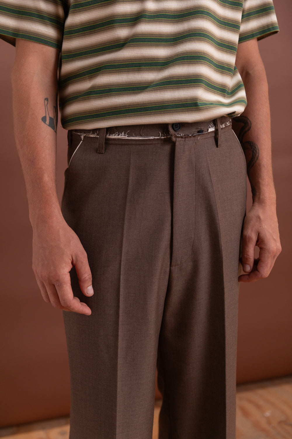 STRAIGHT SLACKS IN BROWN TWILL
