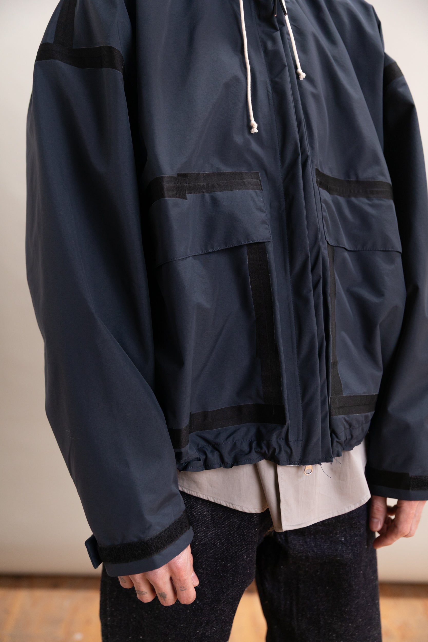TAPED OUTDOOR JACKET IN NAVY