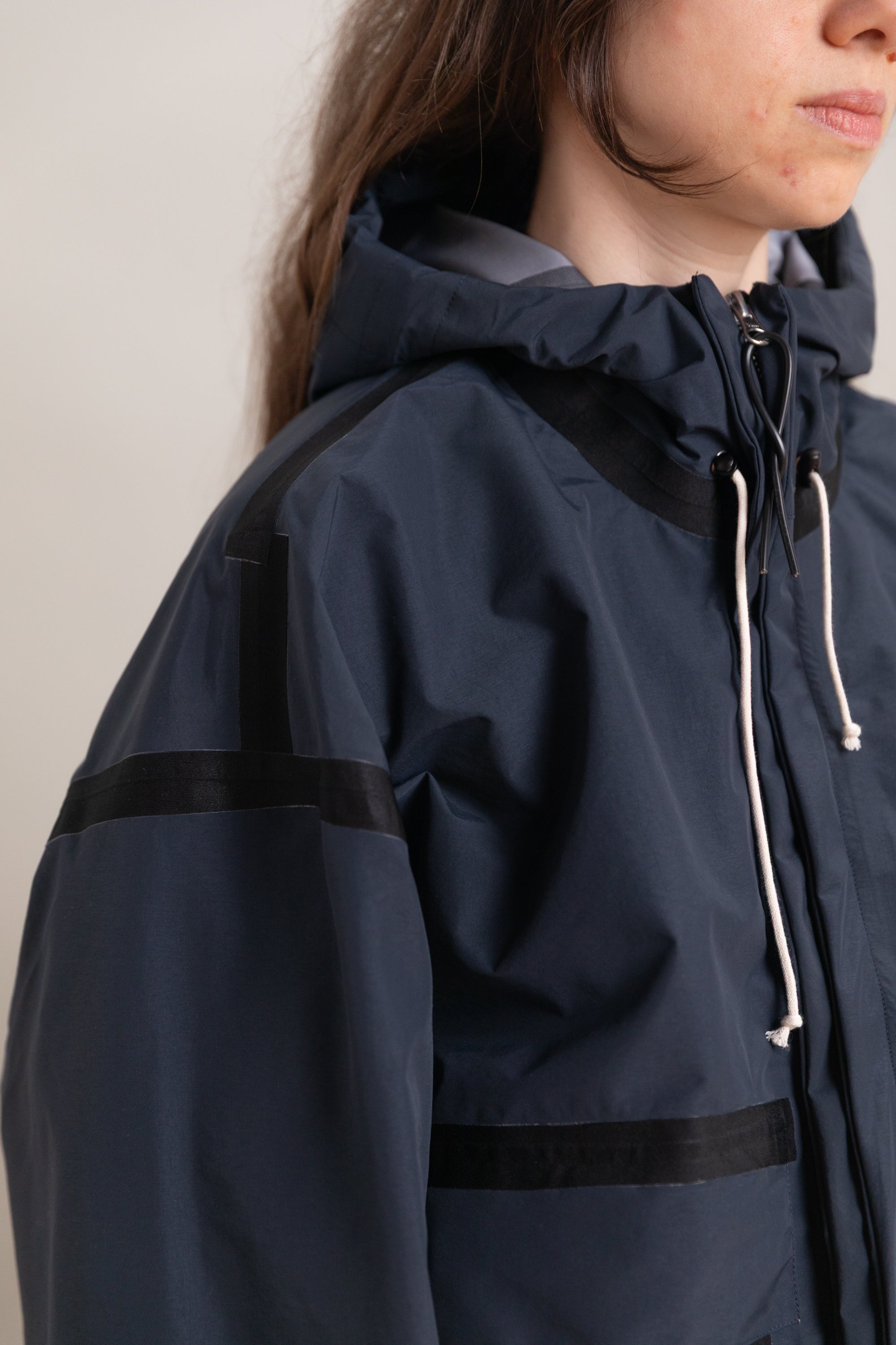 TAPED OUTDOOR JACKET IN NAVY