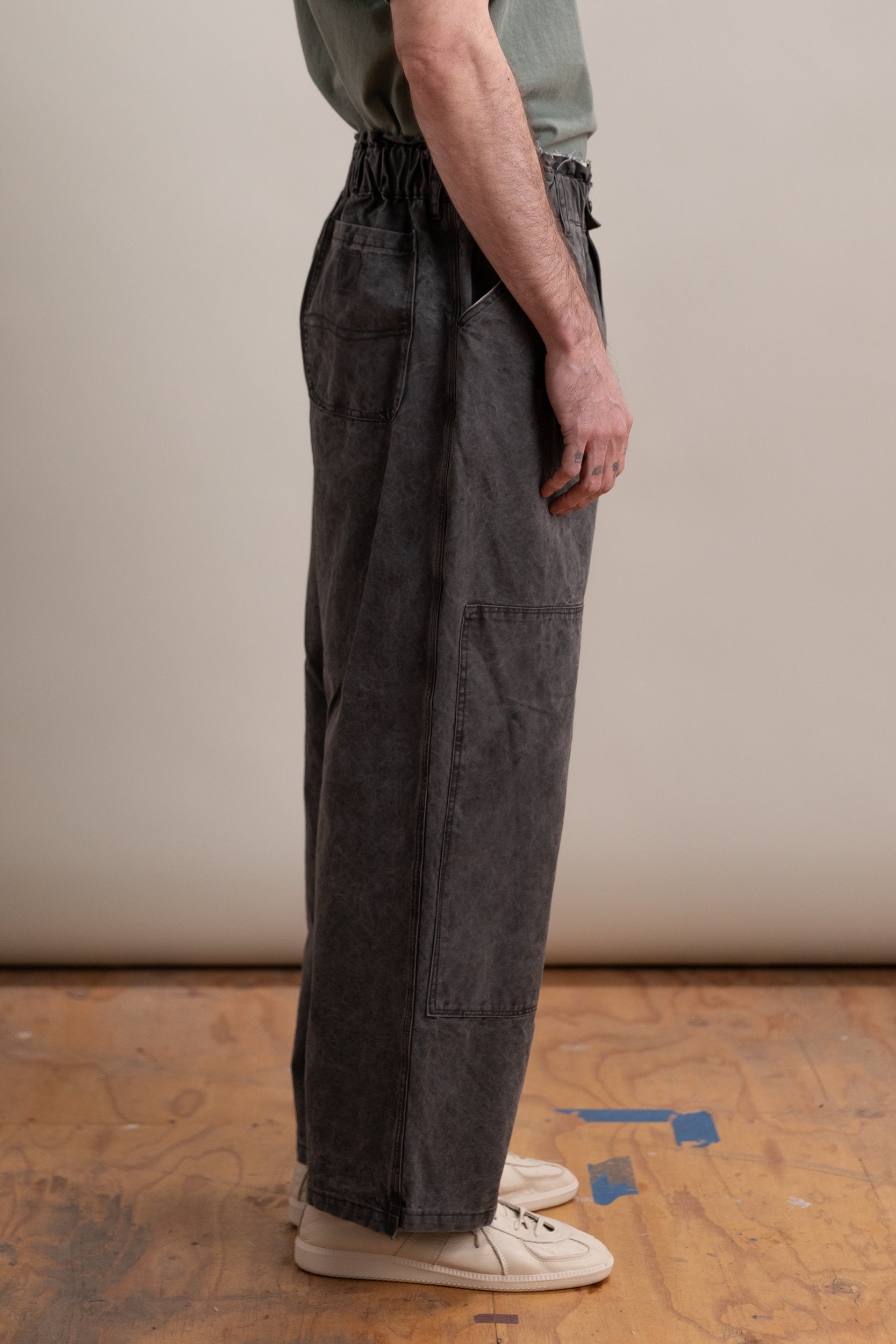 TOPLESS OVERALLS IN BLACK VINTAGE WASH
