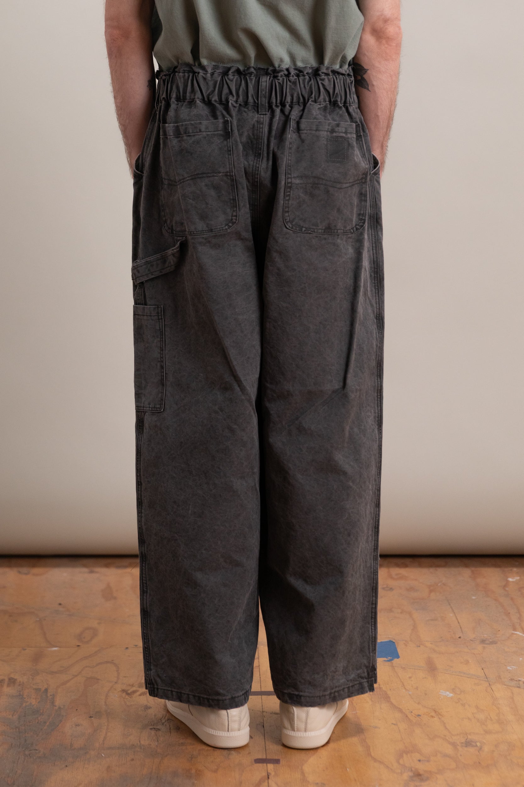 TOPLESS OVERALLS IN BLACK VINTAGE WASH