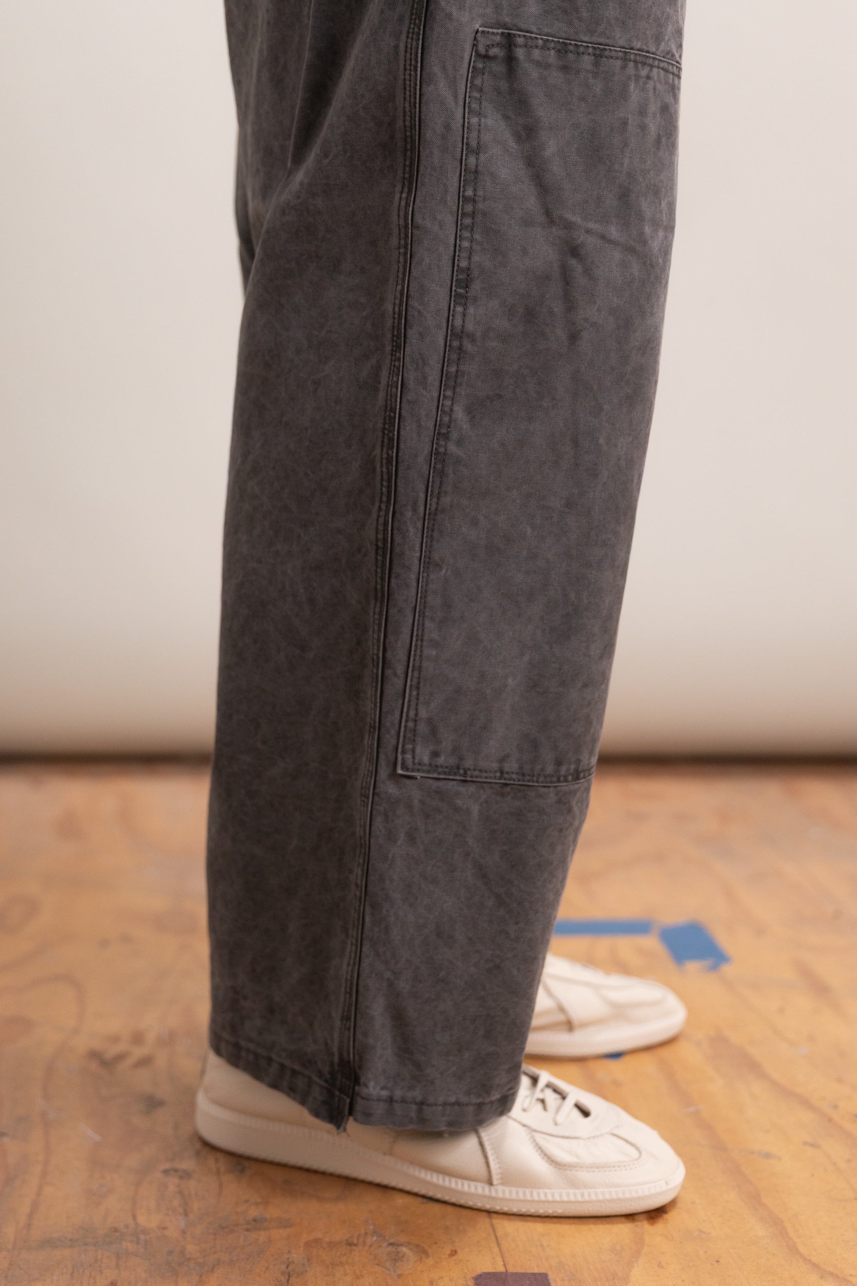 TOPLESS OVERALLS IN BLACK VINTAGE WASH
