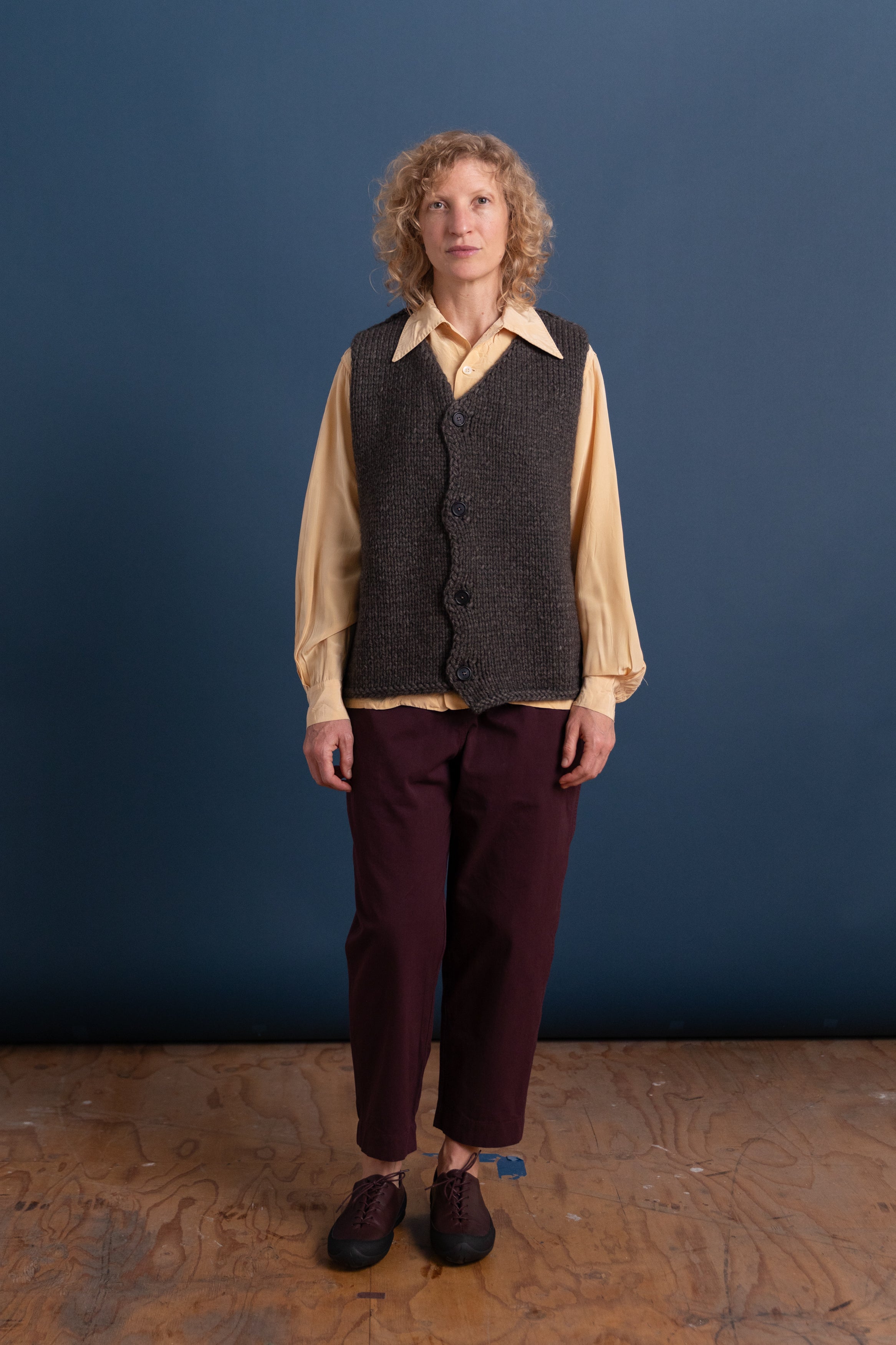 V-NECK BUTTON SPENCER IN NATURAL BROWN MELANGE