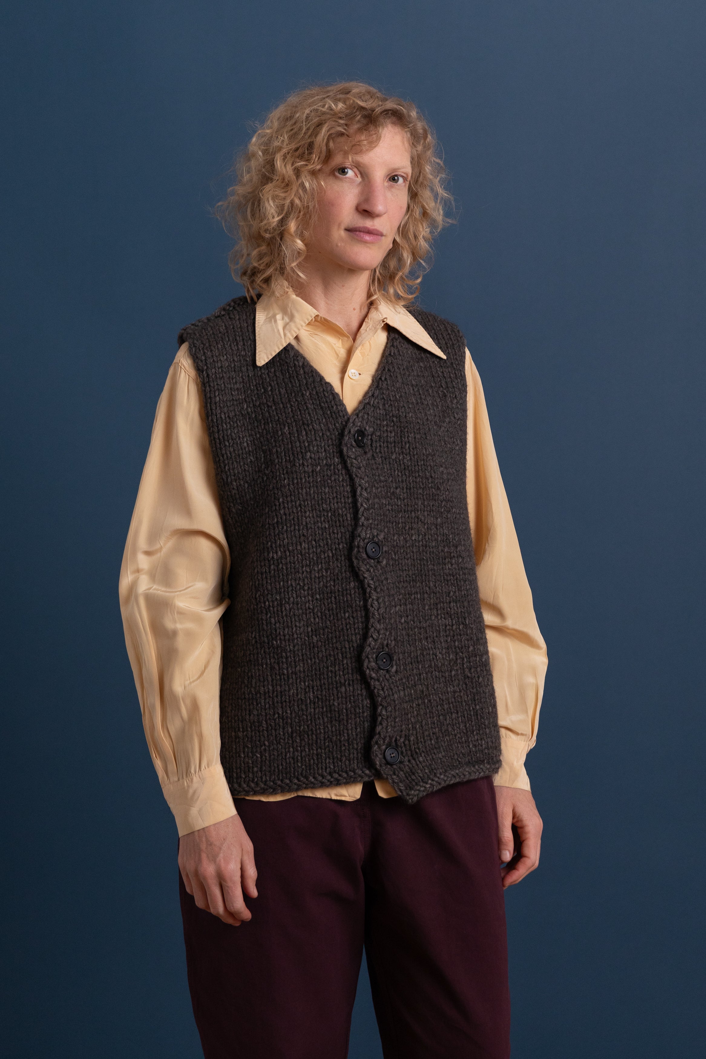 V-NECK BUTTON SPENCER IN NATURAL BROWN MELANGE