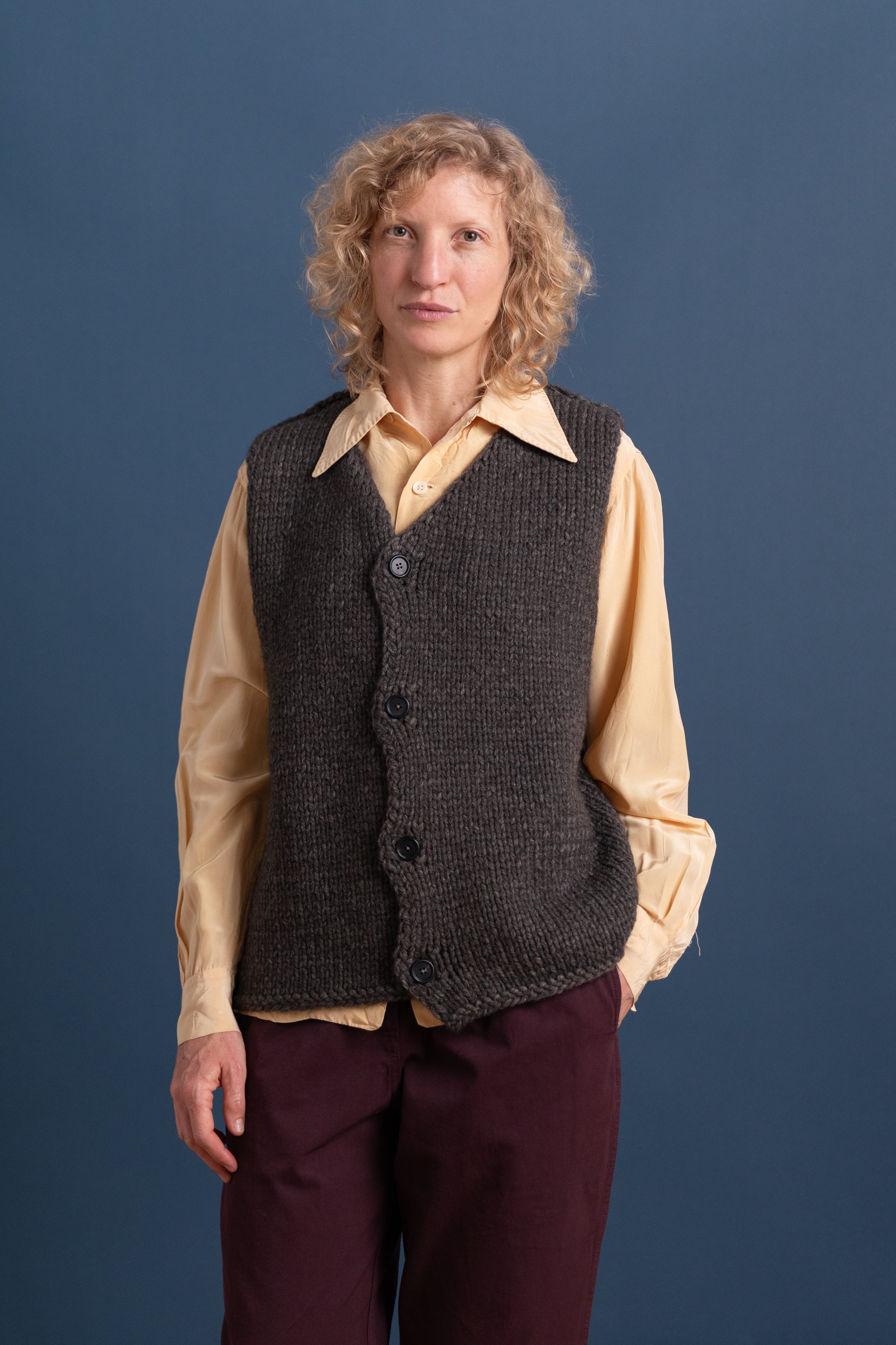 V-NECK BUTTON SPENCER IN NATURAL BROWN MELANGE