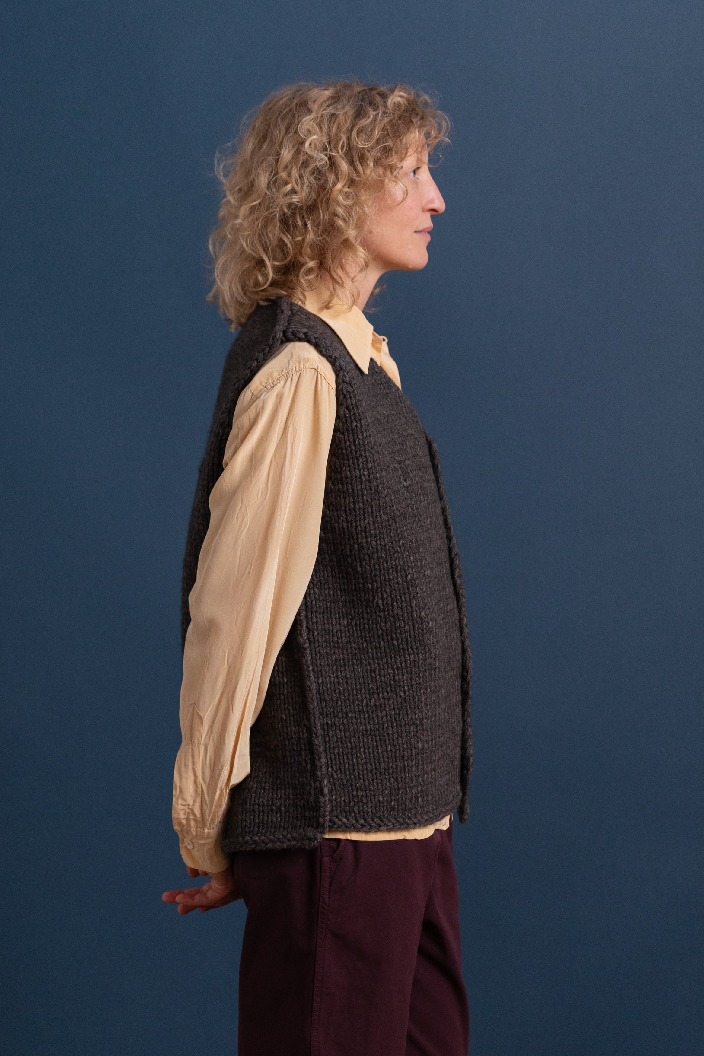 V-NECK BUTTON SPENCER IN NATURAL BROWN MELANGE